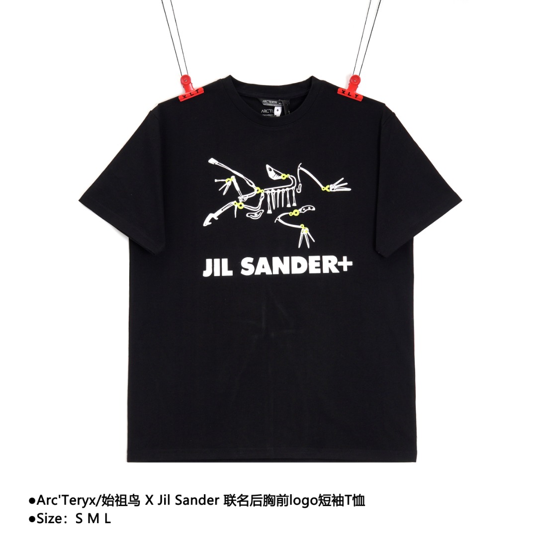 💰130
Arc'Teryx/始祖鸟 X Jil Sander 联名后胸前logo短袖T恤
Size：S M L

采用60支双股，240g全棉面料。上身透气，绝不起球，手感柔软舒适，全衣平车走线，立体剪裁。后幅大面积立体印花工艺，标识图案勾勒的栩栩如生。全套定制还原最真实的百分百质感，订制官网原版三标。

款式编号：CC-56056056014