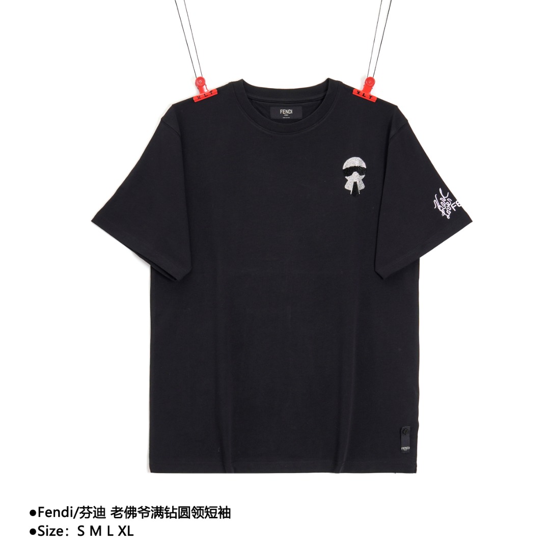 Fendi/芬迪 老佛爷满钻圆领短袖 采用60支丝光双股面料,非常柔软光滑,细腻丰润的质感舒爽透气不闷热.单穿内搭外穿的百搭圣品,色泽更为均匀靓丽,棱角分明立体感十足彰显慵懒随性,年轻活力,上身很舒适,出门不纠结,好搭配.潮流男女最爱的版型 上身轻松拿捏住各种造型. 款式编号:CC-56056056014