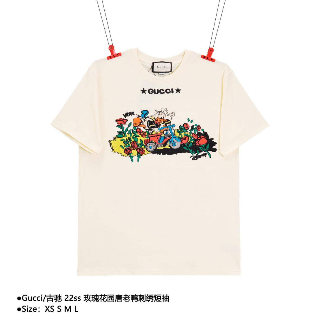 Gucci/古驰 22ss 玫瑰花园唐老鸭刺绣短袖 面料采用260克重纯棉,定制32支2*2螺纹,成衣两遍水洗处,面料舒适亲肤无异感,定制定染面料, 纺织密度高,垂感佳,不易变形,厚织感加上紧密纺纱工艺,不会影响面料的透气性,成色的饱和度很高,刺绣工艺采用进口刺绣机器,使刺绣颜色更加饱满,绣花更加立体,版型上身效果好,百搭好看的一款短袖,宽松版型遮肉显瘦不挑人 款式编号:L-56056056016