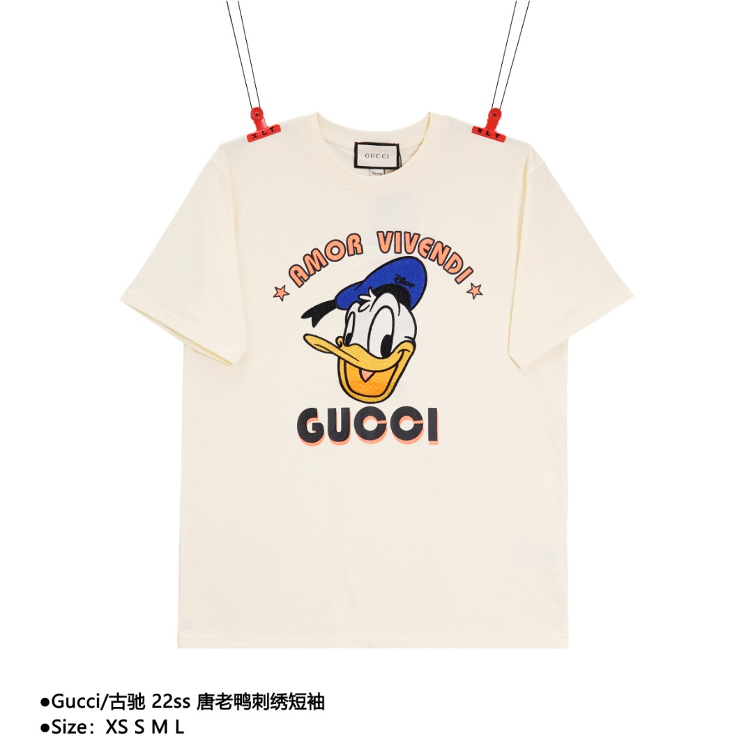Gucci/古驰 22ss 唐老鸭刺绣短袖 面料采用260克重纯棉,定制32支2*2螺纹,成衣两遍水洗处,面料舒适亲肤无异感,定制定染面料, 纺织密度高,垂感佳,不易变形,厚织感加上紧密纺纱工艺,不会影响面料的透气性,成色的饱和度很高,刺绣工艺采用进口刺绣机器,使刺绣颜色更加饱满,绣花更加立体,版型上身效果好,百搭好看的一款短袖,宽松版型遮肉显瘦不挑人 款式编号:L-56056061616
