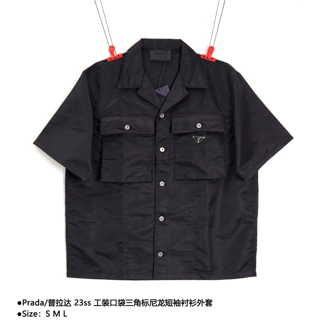 Prada/普拉达 23ss 工装口袋三角标尼龙短袖衬衫外套 特定进口再生尼龙(ECONYL)面料,通过解聚和再聚合技术,提纯海洋塑料回收物制成,以可持续性特质升华,率先引入奢侈品世界的工业感尼龙面料,定制高密度尼龙面料,防水型极强,经过液氨处理,质感硬朗光滑,不易褶皱,超级具有档次感却不失挺括与自然,Oversize的版型设计更加贴合今年流行趋势,胸前领口处三角巾可拆卸,小细节设计感特别讨喜加分,开模全钢电镀,三角标字体精雕配十字纹皮牌,纽钉细节尺寸颜色,进口机器车缝线,JUKI缝纫机进口机器走线更精细牢固,基础工装村衫版型,外加小口袋简约大气非常时尚,有着高街特立独行的即视感 款式编号:L-56056050026
