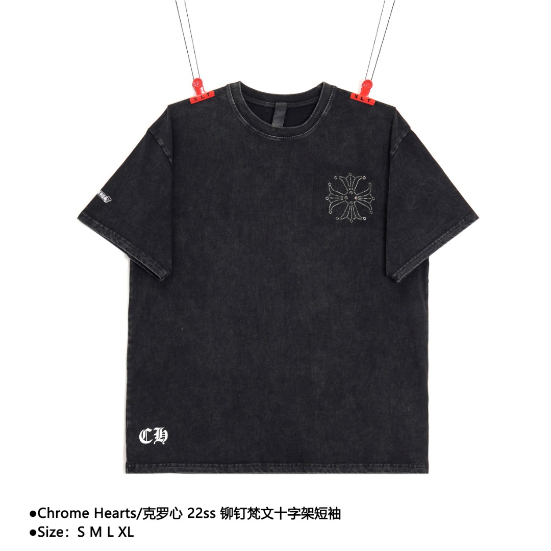 Chrome Hearts/克罗心 22ss 铆钉梵文十字架短袖 奢华暗黑高街,哈雷摇滚朋克精神,前片花型图案其实是由十字架组成的“花朵”,代表男女双方一种情侣的标识代表爱的意思,后背极具视觉杀伤力,经典马蹄梵文,各种机械风的铆钉组合,全手工制作,沉甸甸的质感,无一不彰显着其浓烈的暗黑哥特风,印花采用天然原浆材质 立体感与面料混为一体,搭配进口中东奥钻,高温烫钻不易脱落超级精致 简直是天花板,成品衣服经过反复多次炒色做旧工艺,细节辅料小羊皮皮标+防伪水洗标吊牌 采用230克双纱爽滑面料,经过高温预缩处理克重高达230克,配套同缸1x1螺纹、反复水洗都不易变形,定位裁剪Oversize宽松版型,遍布细节,定制配套辅料,皮质压花工艺主唛,风格作旧摇滚复古,做工、质感一流 款式编号:L-56056056016