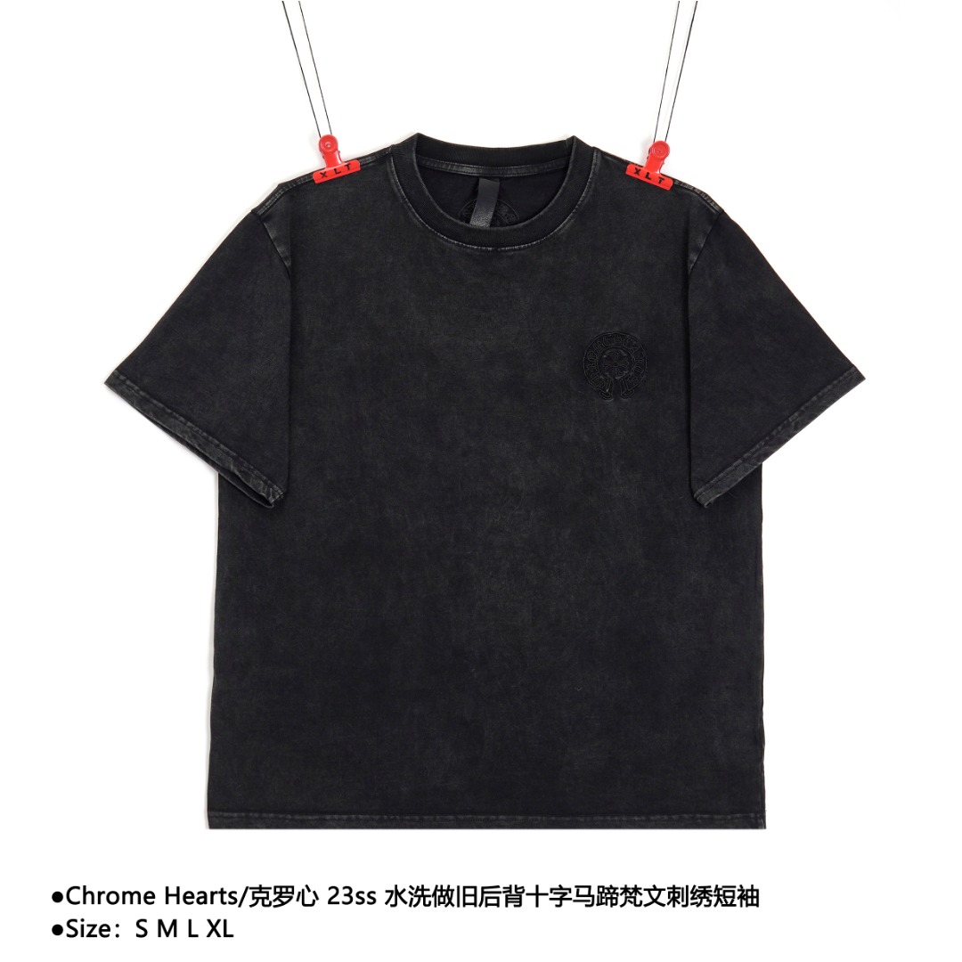 Chrome Hearts/克罗心 23ss 水洗做旧后背十字马蹄梵文刺绣短袖 面料使用240克双纱纯棉面料,吸汗透气性好,成衣炒砂工艺,使得面料轻微泛白,做工精细,肩部线条流畅,全部使用全进口链条车做通肩滚条,做到一公分4针的标准,绣花是这件衣服的灵魂所在,刺绣工艺采用进口刺绣机器,使刺绣颜色更加饱满,绣花更加立体,版型上身效果好,百搭好看的一款短袖,宽松版型遮肉显瘦不挑人 款式编号:L-56056056015