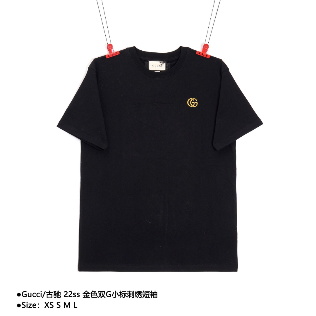 Gucci/古驰 22ss 金色双G小标刺绣短袖 面料采用260克重纯棉,定制32支2*2螺纹,成衣两遍水洗处,面料舒适亲肤无异感,定制定染面料, 纺织密度高,垂感佳,不易变形,厚织感加上紧密纺纱工艺,不会影响面料的透气性,成色的饱和度很高,刺绣工艺采用进口刺绣机器,使刺绣颜色更加饱满,绣花更加立体,版型上身效果好,百搭好看的一款短袖,宽松版型遮肉显瘦不挑人 款式编号:L-56056056015