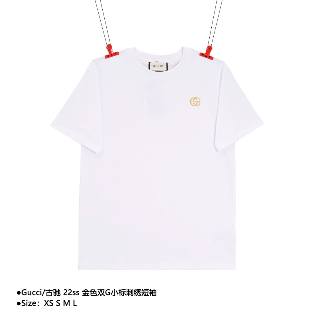 Gucci/古驰 22ss 金色双G小标刺绣短袖 面料采用260克重纯棉,定制32支2*2螺纹,成衣两遍水洗处,面料舒适亲肤无异感,定制定染面料, 纺织密度高,垂感佳,不易变形,厚织感加上紧密纺纱工艺,不会影响面料的透气性,成色的饱和度很高,刺绣工艺采用进口刺绣机器,使刺绣颜色更加饱满,绣花更加立体,版型上身效果好,百搭好看的一款短袖,宽松版型遮肉显瘦不挑人 款式编号:L-56056056015