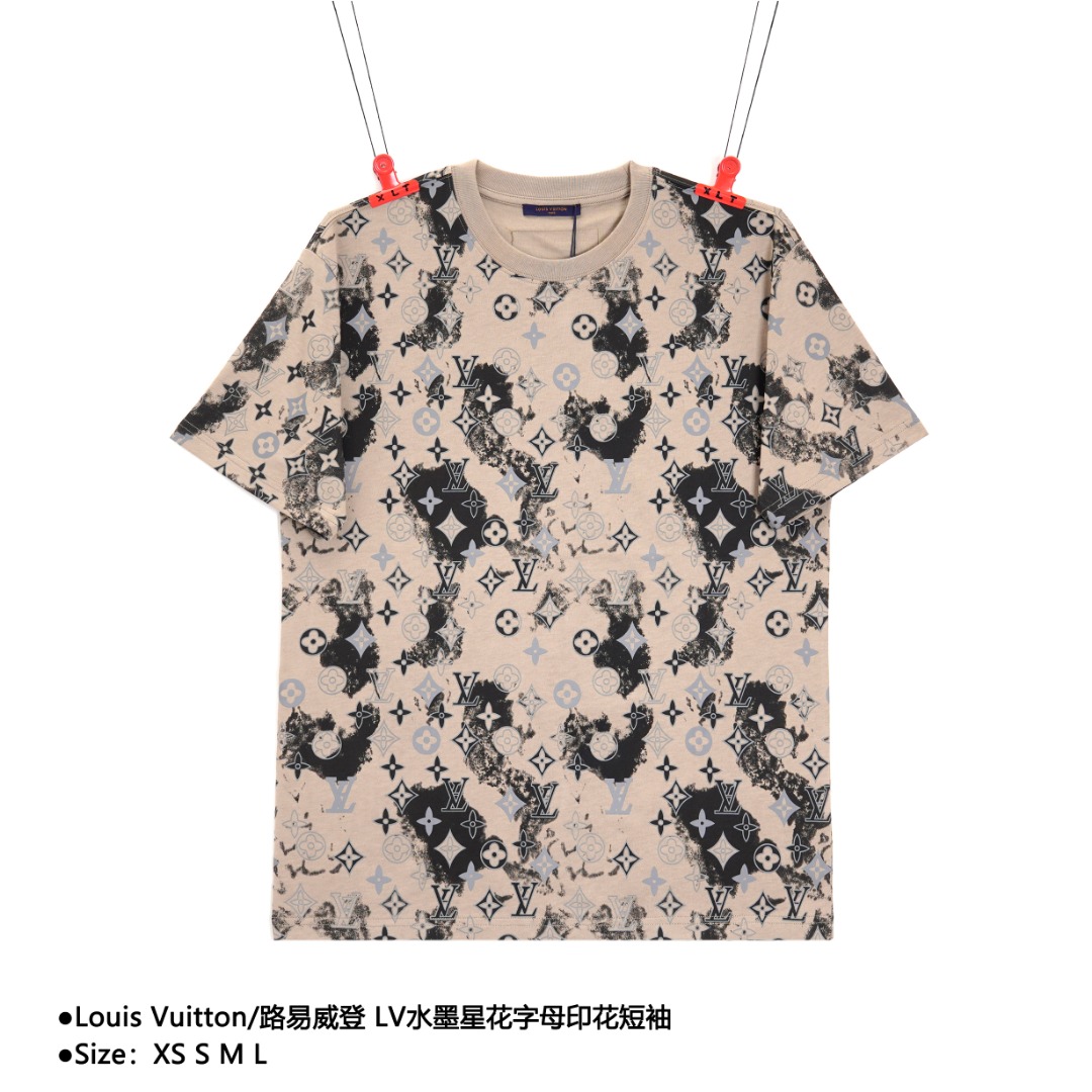 Louis Vuitton/路易威登 LV水墨星花字母印花短袖 采用面纱30D单丝锦纶大有光长纤纱线,底纱采用100支双股环锭纺纯棉纱线,中间夹层40支双股环锭纺纯棉纱线,采用德国进口18针双面上下盘提花织机织造 经过长达一个多月重复打版8次调整 中间夹层字母间的黑色纱线流苏通过控制定型的幅宽 达到刚好遮挡住白色底纱的完美效果 前后幅定位花对位花裁剪 裁片全部打横排版 面料损耗率较高 配套扁机精梳棉紧密纺纱线罗纹,交错呈现出全幅品牌logo图案!男女同款 款式编号:AA-5605650016