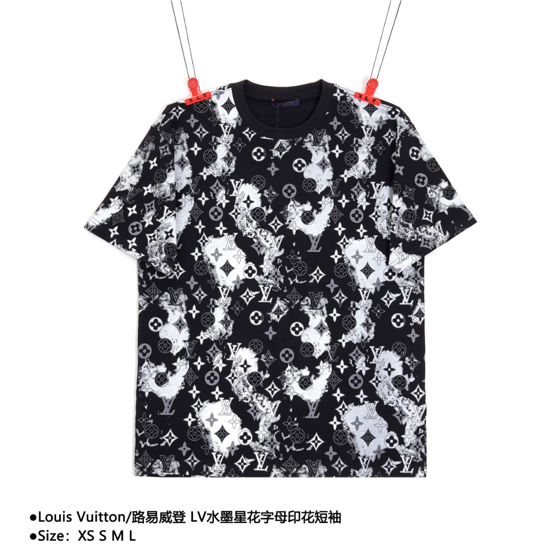 Louis Vuitton/路易威登 LV水墨星花字母印花短袖 采用面纱30D单丝锦纶大有光长纤纱线,底纱采用100支双股环锭纺纯棉纱线,中间夹层40支双股环锭纺纯棉纱线,采用德国进口18针双面上下盘提花织机织造 经过长达一个多月重复打版8次调整 中间夹层字母间的黑色纱线流苏通过控制定型的幅宽 达到刚好遮挡住白色底纱的完美效果 前后幅定位花对位花裁剪 裁片全部打横排版 面料损耗率较高 配套扁机精梳棉紧密纺纱线罗纹,交错呈现出全幅品牌logo图案!男女同款 款式编号:AA-5605650016