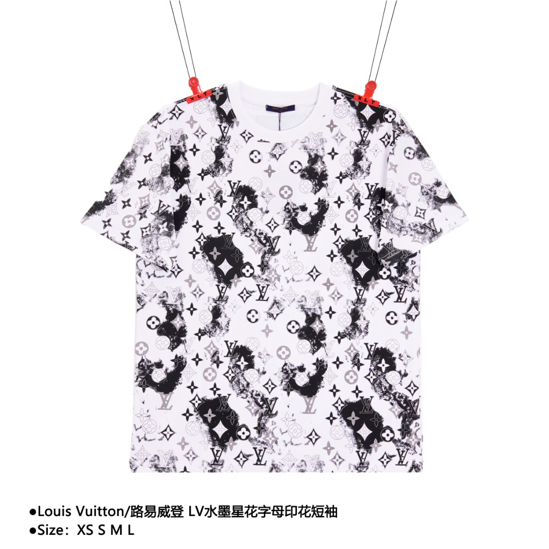 Louis Vuitton/路易威登 LV水墨星花字母印花短袖 采用面纱30D单丝锦纶大有光长纤纱线,底纱采用100支双股环锭纺纯棉纱线,中间夹层40支双股环锭纺纯棉纱线,采用德国进口18针双面上下盘提花织机织造 经过长达一个多月重复打版8次调整 中间夹层字母间的黑色纱线流苏通过控制定型的幅宽 达到刚好遮挡住白色底纱的完美效果 前后幅定位花对位花裁剪 裁片全部打横排版 面料损耗率较高 配套扁机精梳棉紧密纺纱线罗纹,交错呈现出全幅品牌logo图案!男女同款 款式编号:AA-5605650016