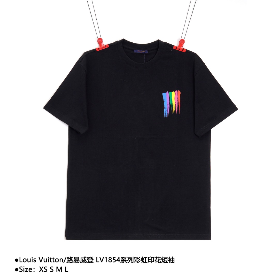 💰140
Louis Vuitton/路易威登 LV1854系列彩虹印花短袖
Size：XS S M L

23ss官网同步限定艺术图案Logo印花短袖。艺术与趣味相结合，通过艺术的表达方式创造出趣味作品，280g定染面料、数码直喷印花、盖面哑光效果。对比鲜明，一如既往的宽松版型，男生女生轻松上身驾驭，男女同款。

款式编号：AA-56056056015