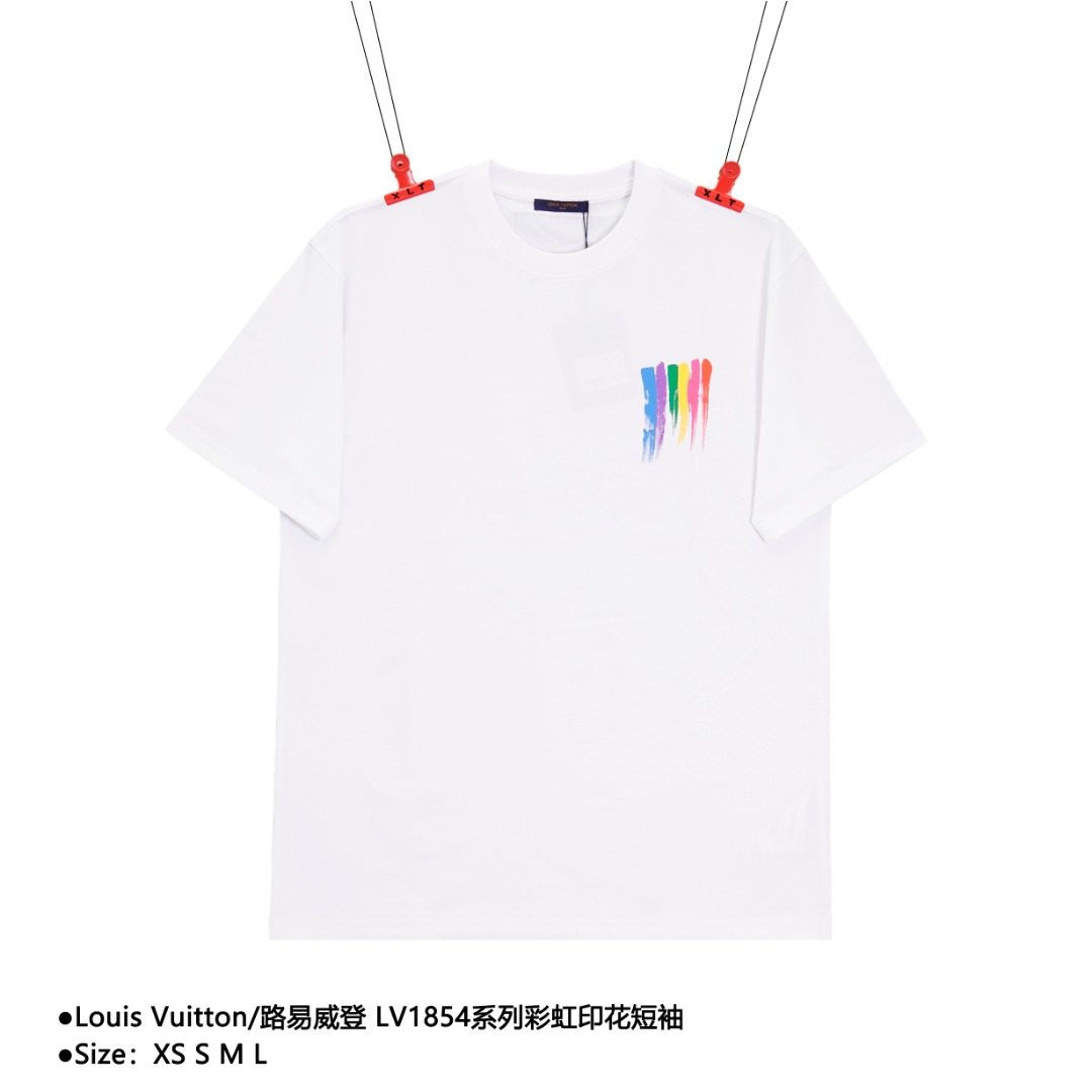 Louis Vuitton/路易威登 LV1854系列彩虹印花短袖 官网同步限定艺术图案Logo印花短袖.艺术与趣味相结合,通过艺术的表达方式创造出趣味作品,280g定染面料、数码直喷印花、盖面哑光效果.对比鲜明,一如既往的宽松版型,男生女生轻松上身驾驭,男女同款. 款式编号:AA-56056056015