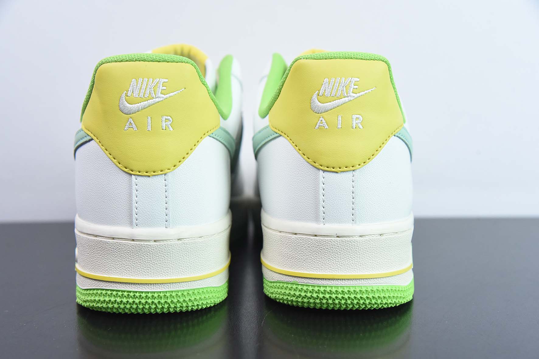 NIke Air Force 1 '07 碳灰勾布面空军一号低帮休闲板鞋  货号：YY3188-104