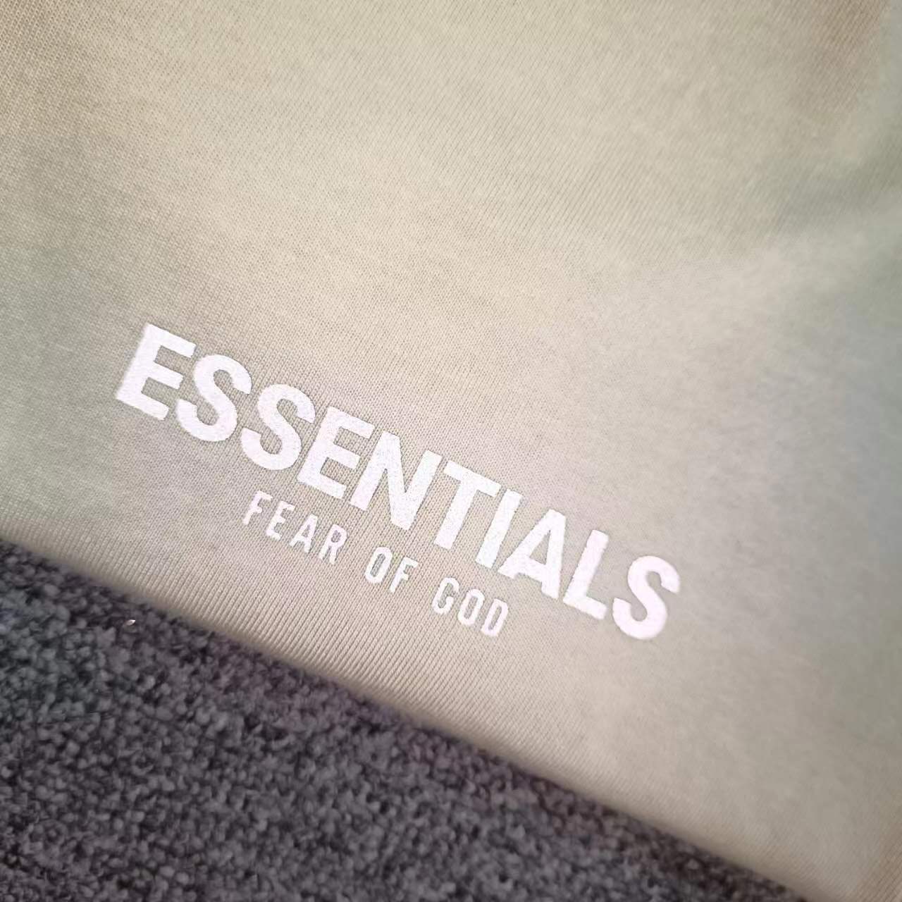 80💰顶级版本FEAR OF GOD FOG ESSENTIALS 3M反光,新款胸前小标反光纯棉男女情侣明星同款短袖
高品面料采用高端双纱爽滑棉!丝滑柔顺!不变形,不起球!
三道质检制规整 做工精致 ,上身舒适透气有质感。印花采用3M反光材质,反光效果极佳。
后背定制3D硅胶铭牌。
区别于中规中矩的短袖,他的设计让它可以行走在更多的场合,无论是运动还是商务,休闲还是正式,都可以完美的融合在当下的穿搭。纯棉的面料吸汗又柔软,非常适合春夏秋三个季节的穿着~百搭又好看的一件潮人单品,入手不亏!
颜色: 高级米
尺码:S-XL