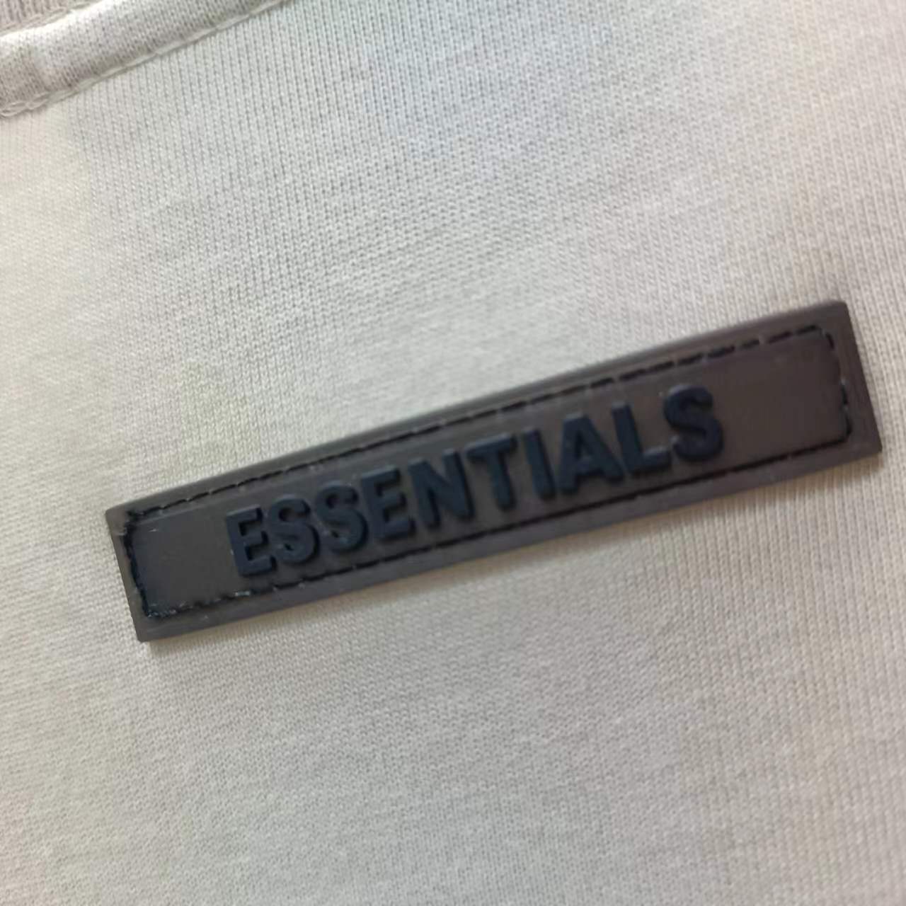 80💰顶级版本FEAR OF GOD FOG ESSENTIALS 3M反光,新款胸前小标反光纯棉男女情侣明星同款短袖
高品面料采用高端双纱爽滑棉!丝滑柔顺!不变形,不起球!
三道质检制规整 做工精致 ,上身舒适透气有质感。印花采用3M反光材质,反光效果极佳。
后背定制3D硅胶铭牌。
区别于中规中矩的短袖,他的设计让它可以行走在更多的场合,无论是运动还是商务,休闲还是正式,都可以完美的融合在当下的穿搭。纯棉的面料吸汗又柔软,非常适合春夏秋三个季节的穿着~百搭又好看的一件潮人单品,入手不亏!
颜色: 高级米
尺码:S-XL