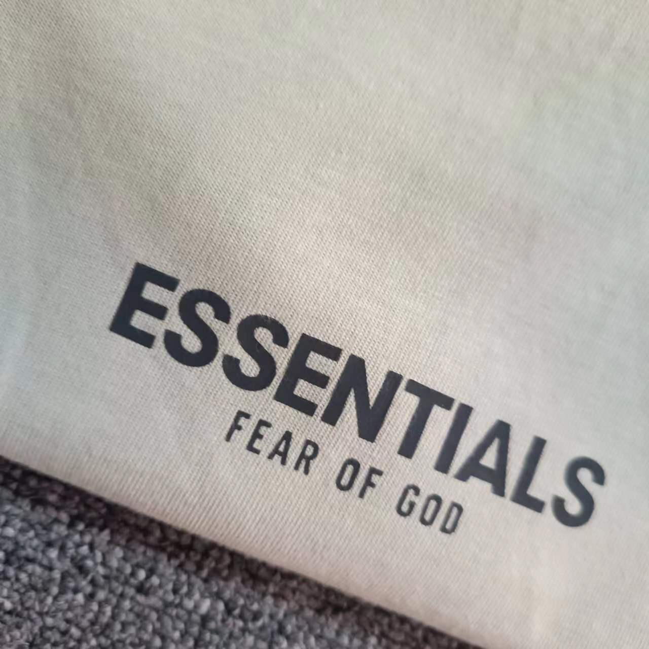 80💰顶级版本FEAR OF GOD FOG ESSENTIALS 3M反光,新款胸前小标反光纯棉男女情侣明星同款短袖
高品面料采用高端双纱爽滑棉!丝滑柔顺!不变形,不起球!
三道质检制规整 做工精致 ,上身舒适透气有质感。印花采用3M反光材质,反光效果极佳。
后背定制3D硅胶铭牌。
区别于中规中矩的短袖,他的设计让它可以行走在更多的场合,无论是运动还是商务,休闲还是正式,都可以完美的融合在当下的穿搭。纯棉的面料吸汗又柔软,非常适合春夏秋三个季节的穿着~百搭又好看的一件潮人单品,入手不亏!
颜色: 高级米
尺码:S-XL