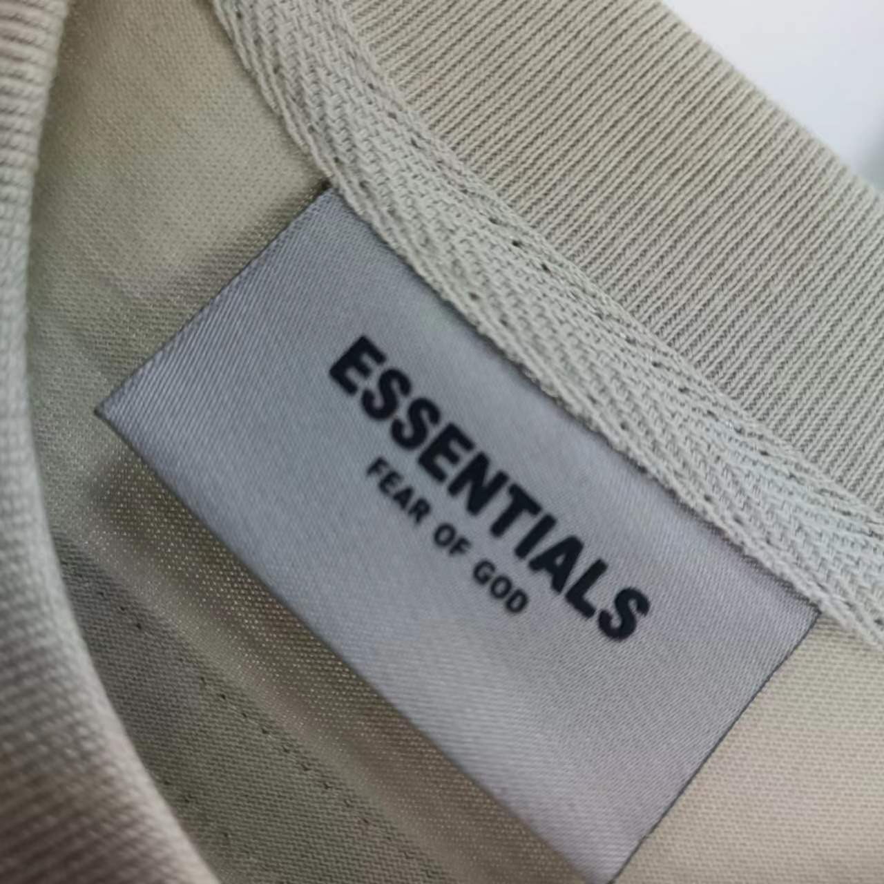80💰顶级版本FEAR OF GOD FOG ESSENTIALS 3M反光,新款胸前小标反光纯棉男女情侣明星同款短袖
高品面料采用高端双纱爽滑棉!丝滑柔顺!不变形,不起球!
三道质检制规整 做工精致 ,上身舒适透气有质感。印花采用3M反光材质,反光效果极佳。
后背定制3D硅胶铭牌。
区别于中规中矩的短袖,他的设计让它可以行走在更多的场合,无论是运动还是商务,休闲还是正式,都可以完美的融合在当下的穿搭。纯棉的面料吸汗又柔软,非常适合春夏秋三个季节的穿着~百搭又好看的一件潮人单品,入手不亏!
颜色: 高级米
尺码:S-XL