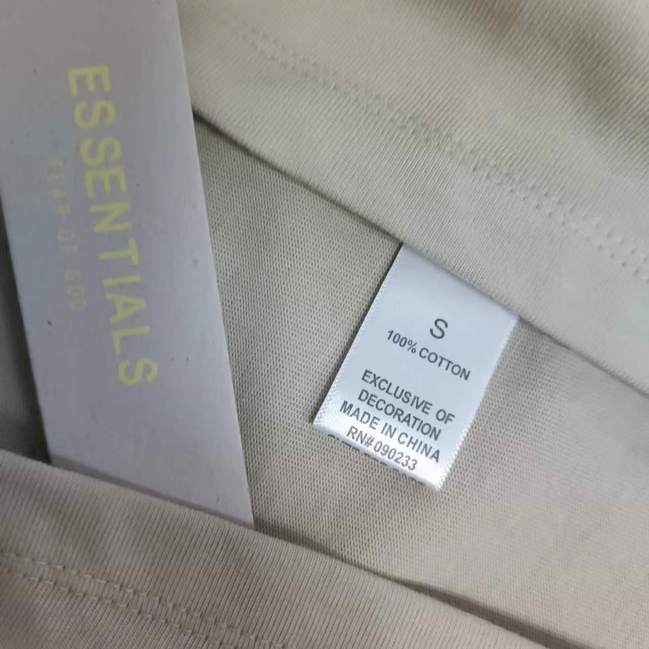 80💰顶级版本FEAR OF GOD FOG ESSENTIALS 3M反光,新款胸前小标反光纯棉男女情侣明星同款短袖
高品面料采用高端双纱爽滑棉!丝滑柔顺!不变形,不起球!
三道质检制规整 做工精致 ,上身舒适透气有质感。印花采用3M反光材质,反光效果极佳。
后背定制3D硅胶铭牌。
区别于中规中矩的短袖,他的设计让它可以行走在更多的场合,无论是运动还是商务,休闲还是正式,都可以完美的融合在当下的穿搭。纯棉的面料吸汗又柔软,非常适合春夏秋三个季节的穿着~百搭又好看的一件潮人单品,入手不亏!
颜色: 高级米
尺码:S-XL