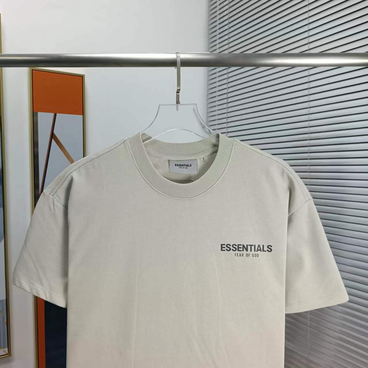 80💰顶级版本FEAR OF GOD FOG ESSENTIALS 3M反光,新款胸前小标反光纯棉男女情侣明星同款短袖
高品面料采用高端双纱爽滑棉!丝滑柔顺!不变形,不起球!
三道质检制规整 做工精致 ,上身舒适透气有质感。印花采用3M反光材质,反光效果极佳。
后背定制3D硅胶铭牌。
区别于中规中矩的短袖,他的设计让它可以行走在更多的场合,无论是运动还是商务,休闲还是正式,都可以完美的融合在当下的穿搭。纯棉的面料吸汗又柔软,非常适合春夏秋三个季节的穿着~百搭又好看的一件潮人单品,入手不亏!
颜色: 高级米
尺码:S-XL