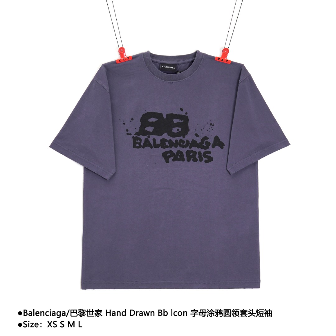 💰150
Balenciaga/巴黎世家 Hand Drawn Bb lcon 字母涂鸦圆领套头短袖
Size:XS S M L
印花:印花材料采用安全环保无毒婴儿认证的发泡材料;印花轮廓清晰干净,有康丽机器出来的质感;如果衣服要清洗的话,建议翻过来手洗,保护印花
面料:采用双纱平纹,100%棉,32支双纱棉高密布,面料用的是国产新疆优质棉纱,新疆棉花是国产棉花中公认的优等材料。布料是用国际公认的福原针织机织造,面料纹理清晰,回弹性好,抗皱性很强,耐磨性和透气性较好,贴肤,不容易松垮具有持久挺阔效果,面料光泽度、强度、耐磨性较好,缩水率小,骨架感很好。纯棉布是气流液缸生产,环保染色达到国家一等品要求,不易掉色,不容易出现折痕爪痕
版型:宽松版型,好穿到一年四季都可拥有,穿出oversize的廓形效果,小领口设计非常显瘦,更受年轻男女追捧
缝制:缝纫机针采用9号圆头针,不扎破不扎断面料的纤维,走线3CM/12针的密度,紧密不松垮不稀疏;缝纫线采用进口防油处理线,不会出现油渍现象;肩部标志性的双链条走线,顺滑平整,能很好的贴合肩膀的线条;坎车为银剑带刀进口车,下摆、袖口不吃布、不余布,足足的品牌高货感!
款式编号:QQ-5605605016