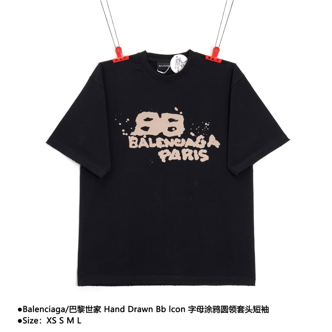 💰150
Balenciaga/巴黎世家 Hand Drawn Bb lcon 字母涂鸦圆领套头短袖
Size:XS S M L
印花:印花材料采用安全环保无毒婴儿认证的发泡材料;印花轮廓清晰干净,有康丽机器出来的质感;如果衣服要清洗的话,建议翻过来手洗,保护印花
面料:采用双纱平纹,100%棉,32支双纱棉高密布,面料用的是国产新疆优质棉纱,新疆棉花是国产棉花中公认的优等材料。布料是用国际公认的福原针织机织造,面料纹理清晰,回弹性好,抗皱性很强,耐磨性和透气性较好,贴肤,不容易松垮具有持久挺阔效果,面料光泽度、强度、耐磨性较好,缩水率小,骨架感很好。纯棉布是气流液缸生产,环保染色达到国家一等品要求,不易掉色,不容易出现折痕爪痕
版型:宽松版型,好穿到一年四季都可拥有,穿出oversize的廓形效果,小领口设计非常显瘦,更受年轻男女追捧
缝制:缝纫机针采用9号圆头针,不扎破不扎断面料的纤维,走线3CM/12针的密度,紧密不松垮不稀疏;缝纫线采用进口防油处理线,不会出现油渍现象;肩部标志性的双链条走线,顺滑平整,能很好的贴合肩膀的线条;坎车为银剑带刀进口车,下摆、袖口不吃布、不余布,足足的品牌高货感!
款式编号:QQ-5605605016