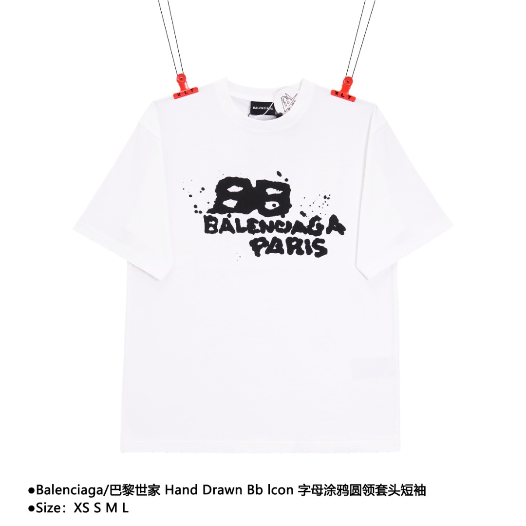 💰150
Balenciaga/巴黎世家 Hand Drawn Bb lcon 字母涂鸦圆领套头短袖
Size:XS S M L
印花:印花材料采用安全环保无毒婴儿认证的发泡材料;印花轮廓清晰干净,有康丽机器出来的质感;如果衣服要清洗的话,建议翻过来手洗,保护印花
面料:采用双纱平纹,100%棉,32支双纱棉高密布,面料用的是国产新疆优质棉纱,新疆棉花是国产棉花中公认的优等材料。布料是用国际公认的福原针织机织造,面料纹理清晰,回弹性好,抗皱性很强,耐磨性和透气性较好,贴肤,不容易松垮具有持久挺阔效果,面料光泽度、强度、耐磨性较好,缩水率小,骨架感很好。纯棉布是气流液缸生产,环保染色达到国家一等品要求,不易掉色,不容易出现折痕爪痕
版型:宽松版型,好穿到一年四季都可拥有,穿出oversize的廓形效果,小领口设计非常显瘦,更受年轻男女追捧
缝制:缝纫机针采用9号圆头针,不扎破不扎断面料的纤维,走线3CM/12针的密度,紧密不松垮不稀疏;缝纫线采用进口防油处理线,不会出现油渍现象;肩部标志性的双链条走线,顺滑平整,能很好的贴合肩膀的线条;坎车为银剑带刀进口车,下摆、袖口不吃布、不余布,足足的品牌高货感!
款式编号:QQ-5605605016
