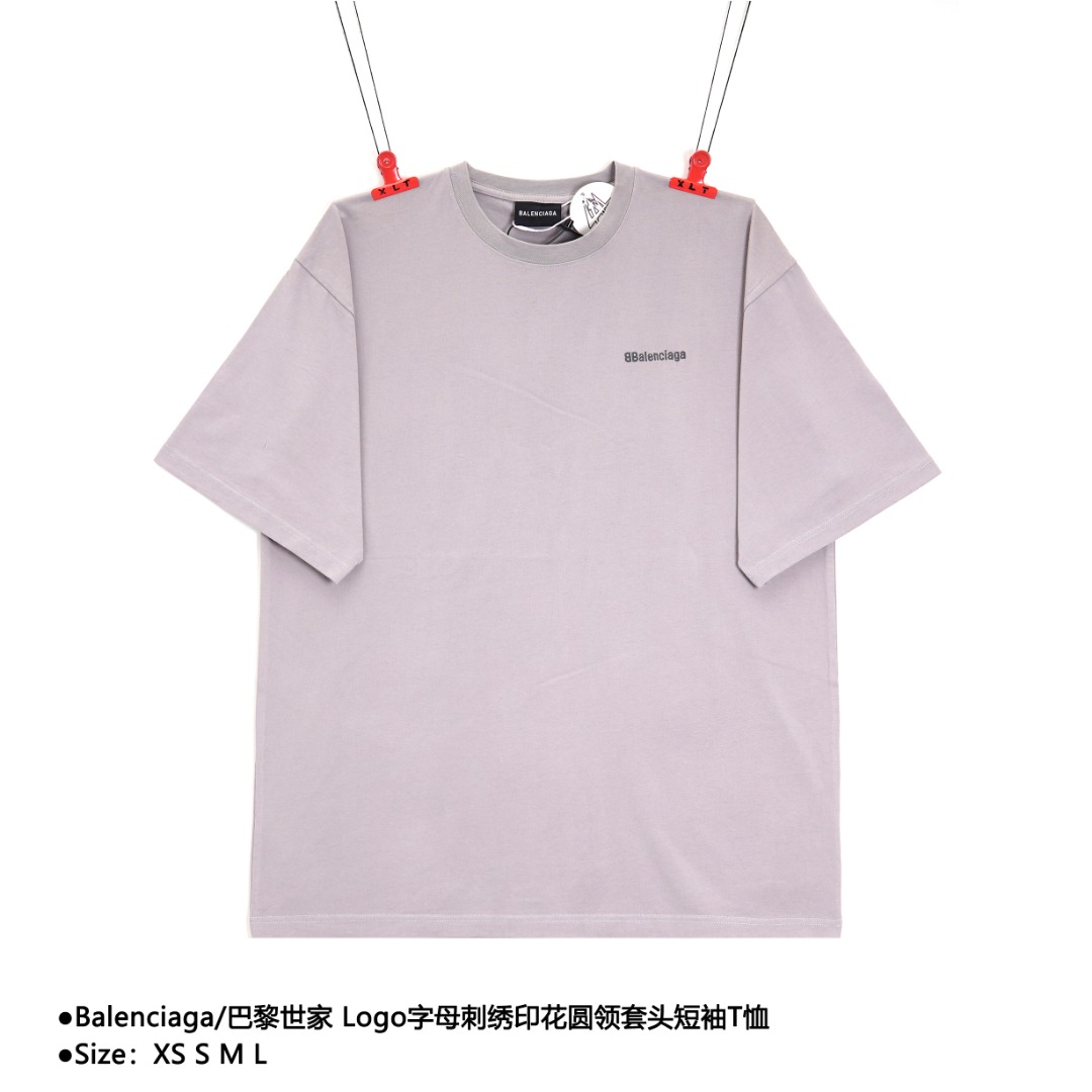 Balenciaga/巴黎世家 Logo字母刺绣印花圆领套头短袖T恤 刺绣:直线挺直,曲线圆顺;针迹整齐,边缘无参差现象;绣面平服,丝缕不歪斜;针距一致,不露底,不重叠;绣面光洁,无墨迹等污渍.采用先进的进口绣花机器来确保每一个客户的logo绣花质量. 面料:采用26支精梳棉+10支全棉,克重180G,面料用的是国产新疆优质棉纱,新疆棉花是国产棉花中公认的优等材料.布料是用国际公认的福原针织机织造,面料纹理清晰,回弹性好,抗皱性很强,耐磨性和透气性较好,贴肤,不容易松垮具有持久挺阔效果,面料光泽度、强度、耐磨性较好,缩水率小,骨架感很好.纯棉布是气流液缸生产,环保染色达到国家一等品要求,不易掉色,不容易出现折痕爪痕 版型:合身版型,好穿到一年四季都可拥有:缝纫机针采用9号圆头针,不扎破不扎断面料的纤维,走线3CM/14针的密度,紧密不松垮不稀疏;缝纫线采用进口防油处理线,不会出现油渍现象;坎车为银剑带刀进口车,不吃布、不余布,足足的品牌高货感 款式编号:QQ-56056056015