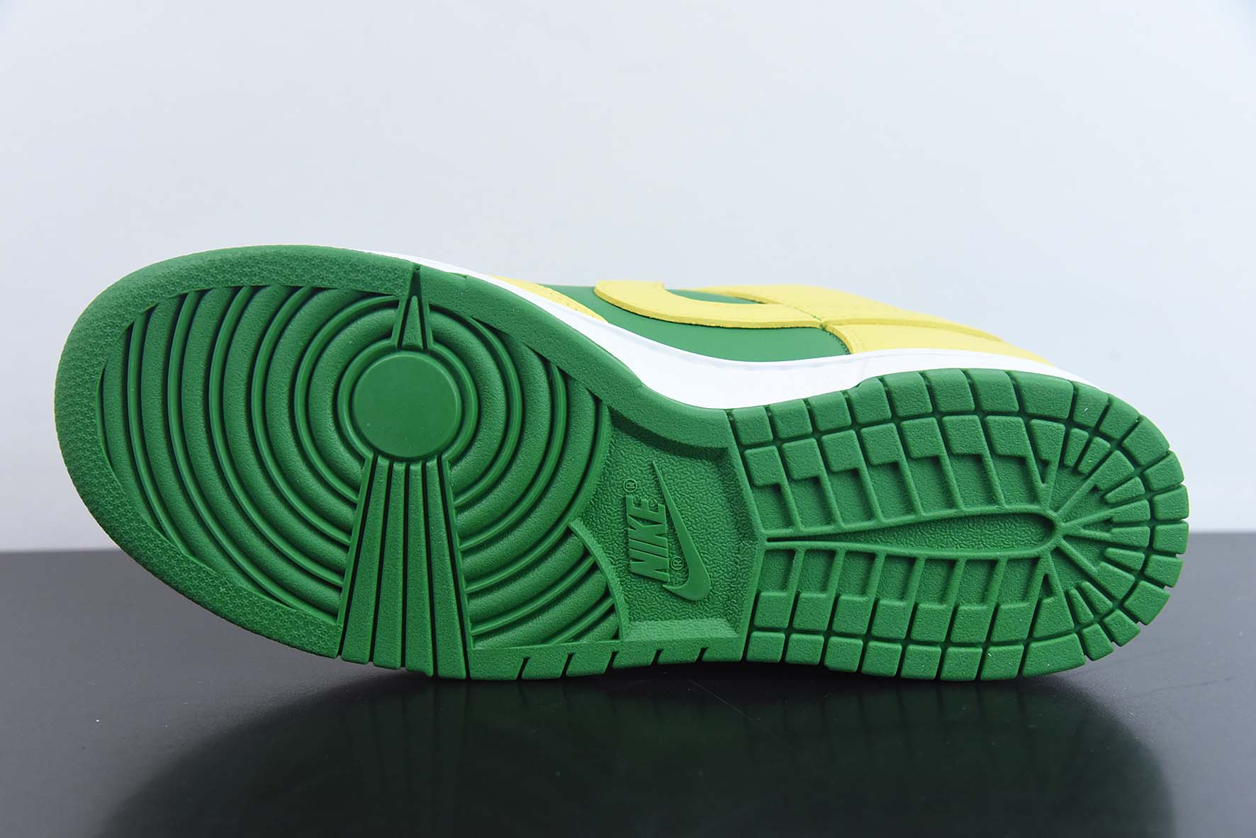 Nike Dunk Low Reverse Brazil 反转巴西低帮运动鞋  货号：DV0833-300