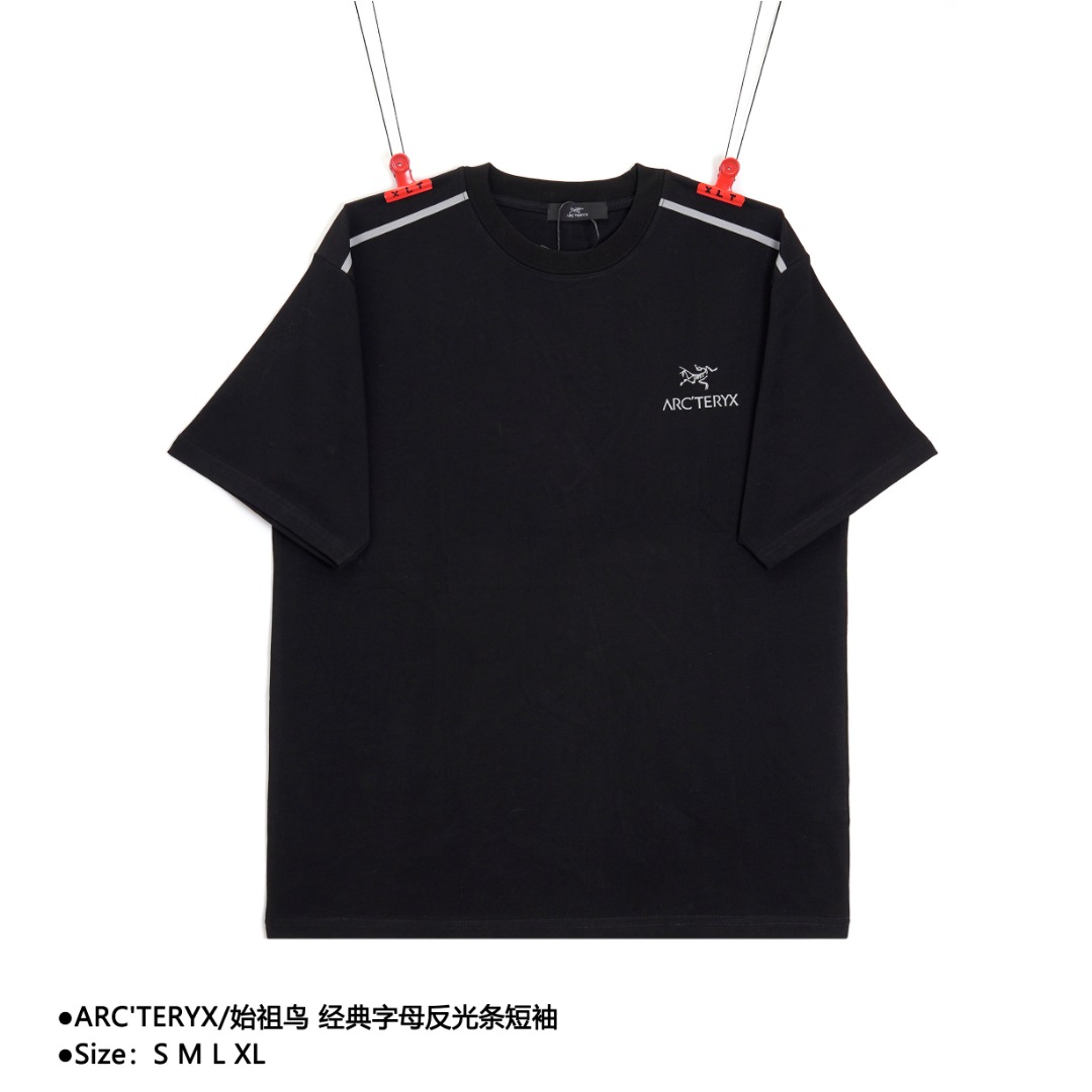 💰140
ARC'TERYX/始祖鸟 经典字母反光条短袖
Size:S M L XL
采用32支双纱 230克重面料 进口针织针梳棉进行制作,厚度适中,有垂感又有轮廓型,上身就是一个舒适!!对微胖身型包容性强,穿上瞬间瘦五斤!领口捆条采用纯棉本布一体切的捆条 无色差 不会变形 !前幅压胶反光条设计感足足 后幅胸口由直喷印花环保胶浆材质,机械化印花工艺。机械印花精度高,套位精准度可达±0.02mm,品质稳定性强。近两年oversize版型成了潮流的专注,也一直是近两年火爆主打,设计师的变更让此品牌一炮而红,时代的进步时装也需要新鲜的元素和新潮设计的血液冲击,才能把辉煌延续下去!男女同款
款式编号:AA-526506056015