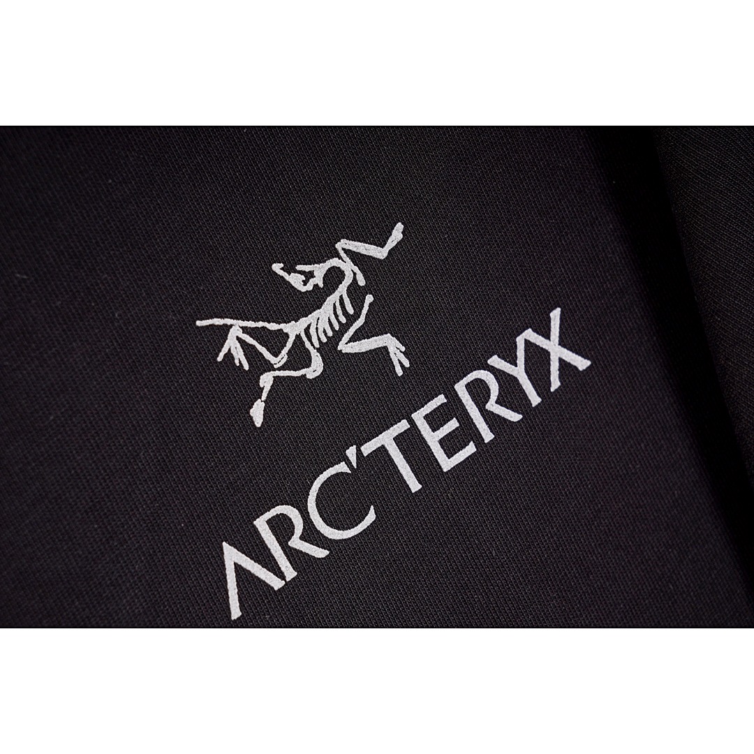 💰140
ARC'TERYX/始祖鸟 经典字母反光条短袖
Size:S M L XL
采用32支双纱 230克重面料 进口针织针梳棉进行制作,厚度适中,有垂感又有轮廓型,上身就是一个舒适!!对微胖身型包容性强,穿上瞬间瘦五斤!领口捆条采用纯棉本布一体切的捆条 无色差 不会变形 !前幅压胶反光条设计感足足 后幅胸口由直喷印花环保胶浆材质,机械化印花工艺。机械印花精度高,套位精准度可达±0.02mm,品质稳定性强。近两年oversize版型成了潮流的专注,也一直是近两年火爆主打,设计师的变更让此品牌一炮而红,时代的进步时装也需要新鲜的元素和新潮设计的血液冲击,才能把辉煌延续下去!男女同款
款式编号:AA-526506056015