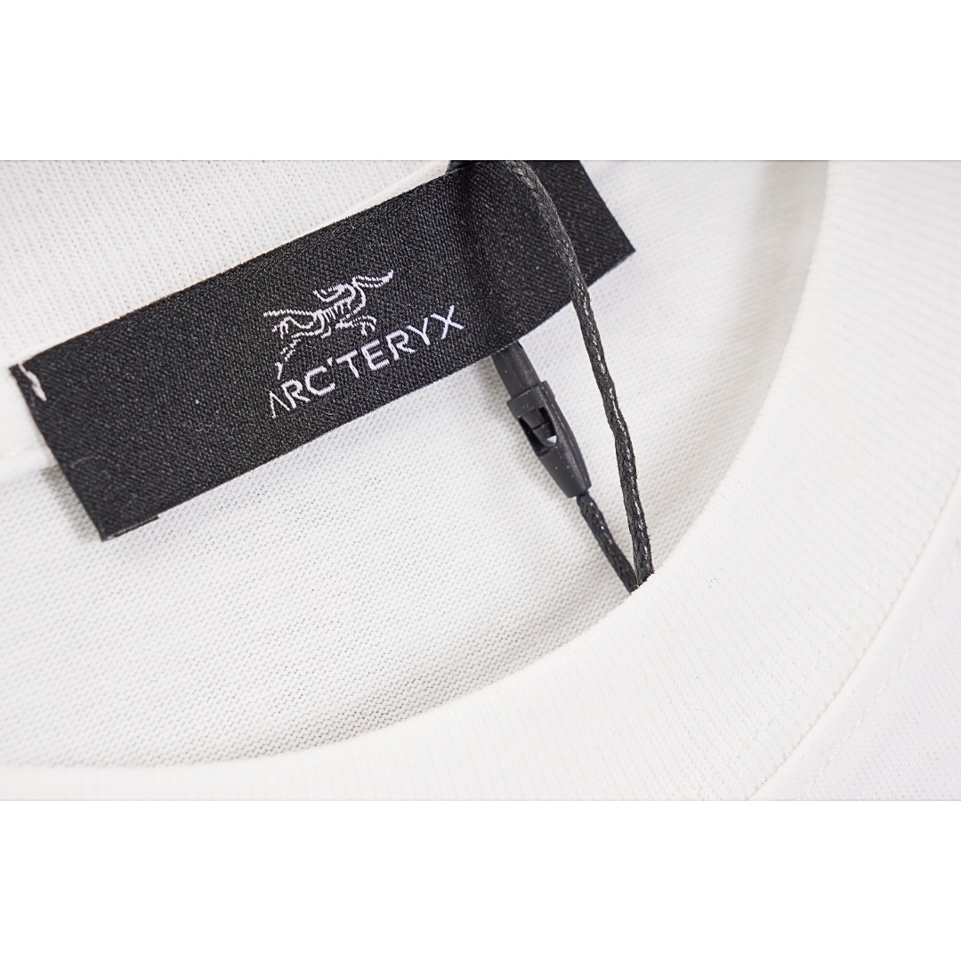 💰140
ARC'TERYX/始祖鸟 经典字母反光条短袖
Size:S M L XL
采用32支双纱 230克重面料 进口针织针梳棉进行制作,厚度适中,有垂感又有轮廓型,上身就是一个舒适!!对微胖身型包容性强,穿上瞬间瘦五斤!领口捆条采用纯棉本布一体切的捆条 无色差 不会变形 !前幅压胶反光条设计感足足 后幅胸口由直喷印花环保胶浆材质,机械化印花工艺。机械印花精度高,套位精准度可达±0.02mm,品质稳定性强。近两年oversize版型成了潮流的专注,也一直是近两年火爆主打,设计师的变更让此品牌一炮而红,时代的进步时装也需要新鲜的元素和新潮设计的血液冲击,才能把辉煌延续下去!男女同款
款式编号:AA-526506056015