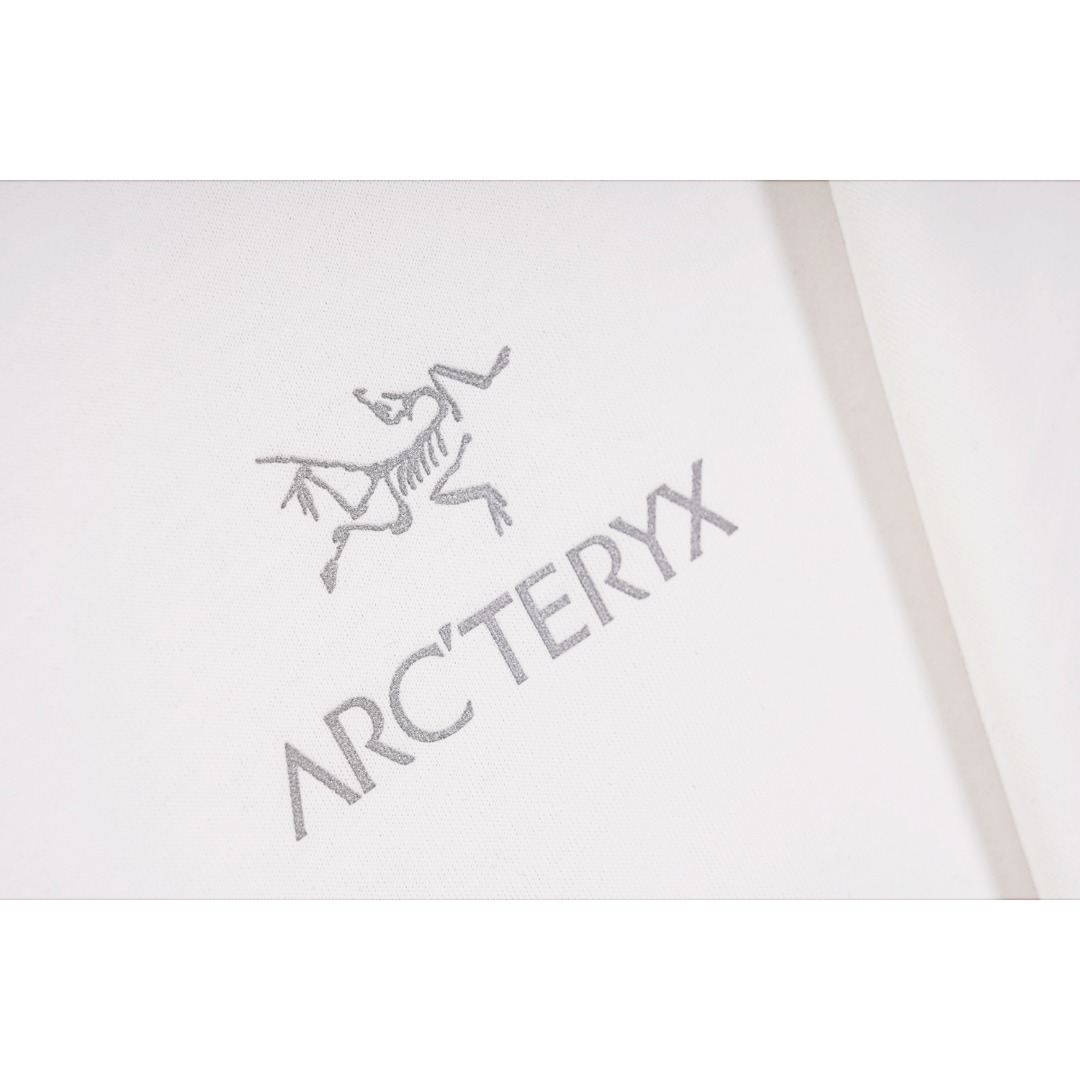 💰140
ARC'TERYX/始祖鸟 经典字母反光条短袖
Size:S M L XL
采用32支双纱 230克重面料 进口针织针梳棉进行制作,厚度适中,有垂感又有轮廓型,上身就是一个舒适!!对微胖身型包容性强,穿上瞬间瘦五斤!领口捆条采用纯棉本布一体切的捆条 无色差 不会变形 !前幅压胶反光条设计感足足 后幅胸口由直喷印花环保胶浆材质,机械化印花工艺。机械印花精度高,套位精准度可达±0.02mm,品质稳定性强。近两年oversize版型成了潮流的专注,也一直是近两年火爆主打,设计师的变更让此品牌一炮而红,时代的进步时装也需要新鲜的元素和新潮设计的血液冲击,才能把辉煌延续下去!男女同款
款式编号:AA-526506056015