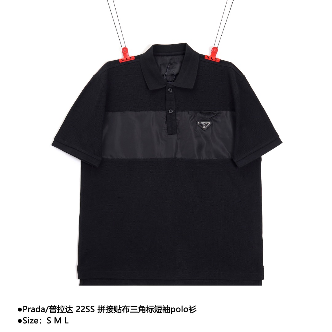 Prada/普拉达 22SS 拼接贴布三角标短袖polo衫 采用220g珠地布料?100%再生尼龙面料,胸口梭织拉链口袋, 定制三角标徽章装饰,隐形口袋设计.平车拼缝,工艺繁琐, 两种不同材质的布料拼接设计.对裁床和车工都是极大的考验.还原原版工艺 款式编号:A-5605605018
