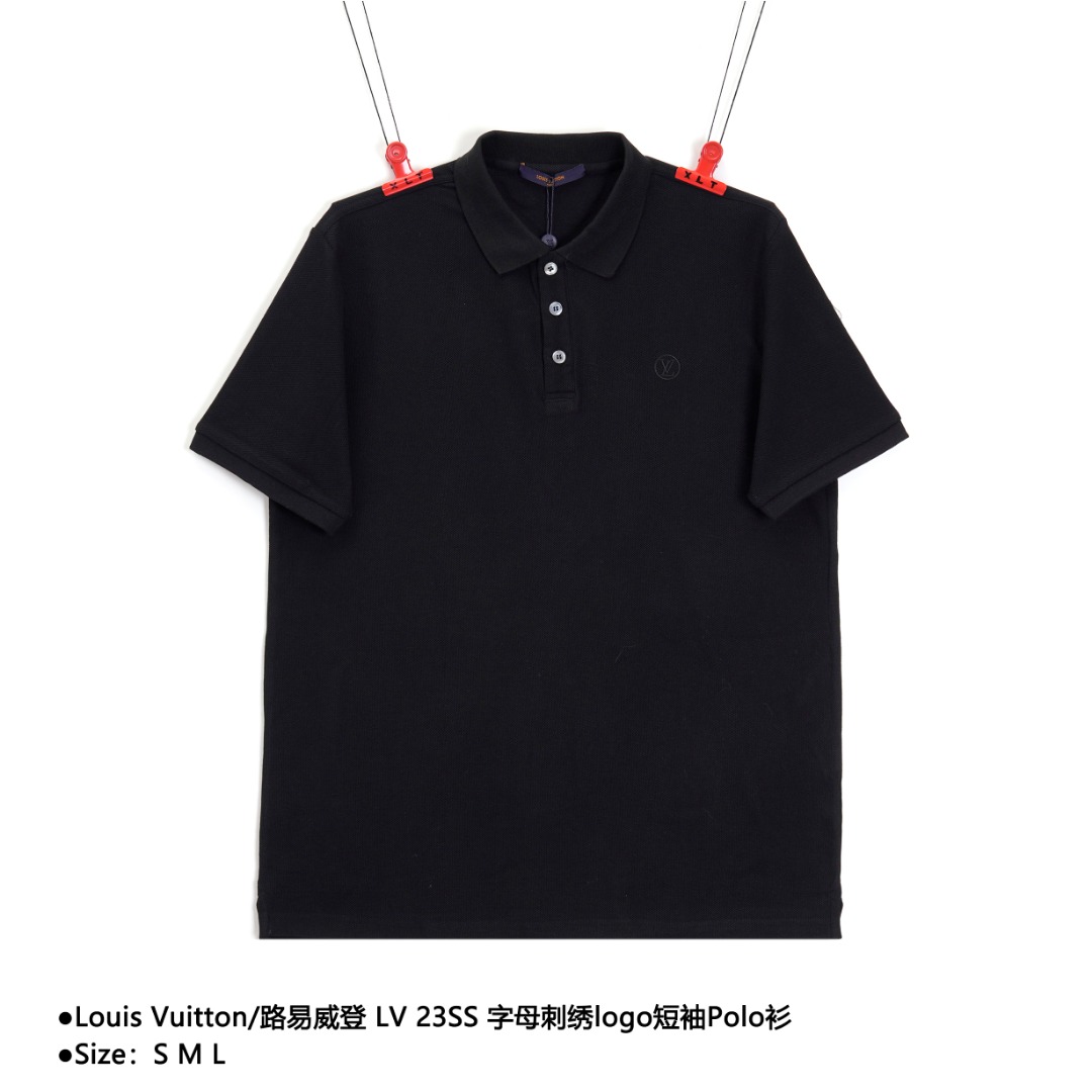 Louis Vuitton/路易威登 LV 23SS 字母刺绣logo短袖Polo衫 采用210g定制丝光珠地棉打造,布料加入软油丝滑上身舒适,胸前采用logo刺绣设计,进口机刺绣,纽扣采用客供特质贝壳扣.全部定制设计,高品质做工. 款式编号:A-560560017