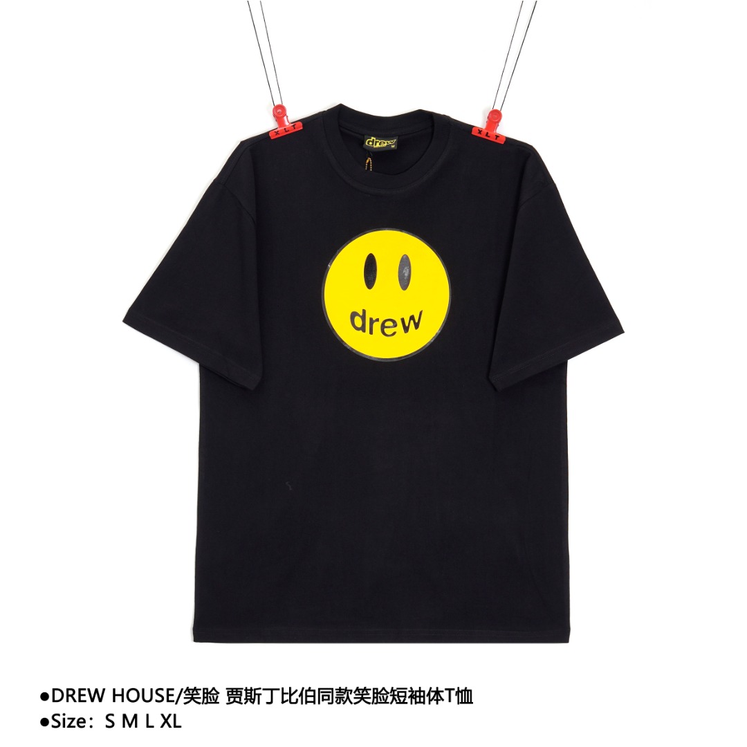 💰120
DREW HOUSE/笑脸 贾斯丁比伯同款笑脸短袖体T恤
Size:S M L XL
在 2018 年年初时 加拿大著名歌手贾斯汀比伯Justin bieber以自己的中间名 “Drew” 为来源 成立个人品牌Drew House 正式推出了第一个服装系列 面料定织定染21支210克单面精梳棉+32支1 x 1双纱螺纹 经洗水预缩处理 手感柔软 缩水率低 印花采用进口胶浆印花 全自动椭圆机出品 边缘细腻 质感好 经高温烘炉 印花牢固度好 不易裂开
款式编号:B-56056056013