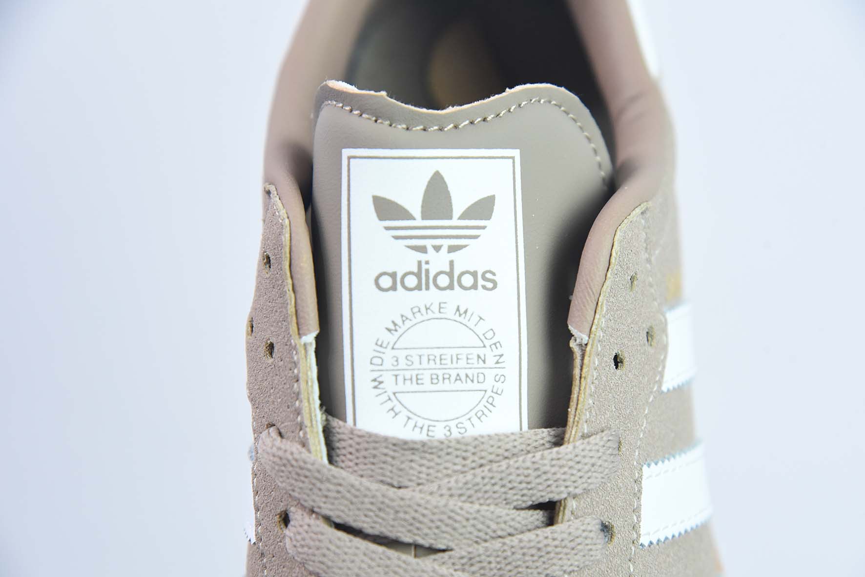 阿迪 AD Originals Gazelle Indoor 三叶草复古休闲防滑耐磨低帮板鞋 货号:HP7930