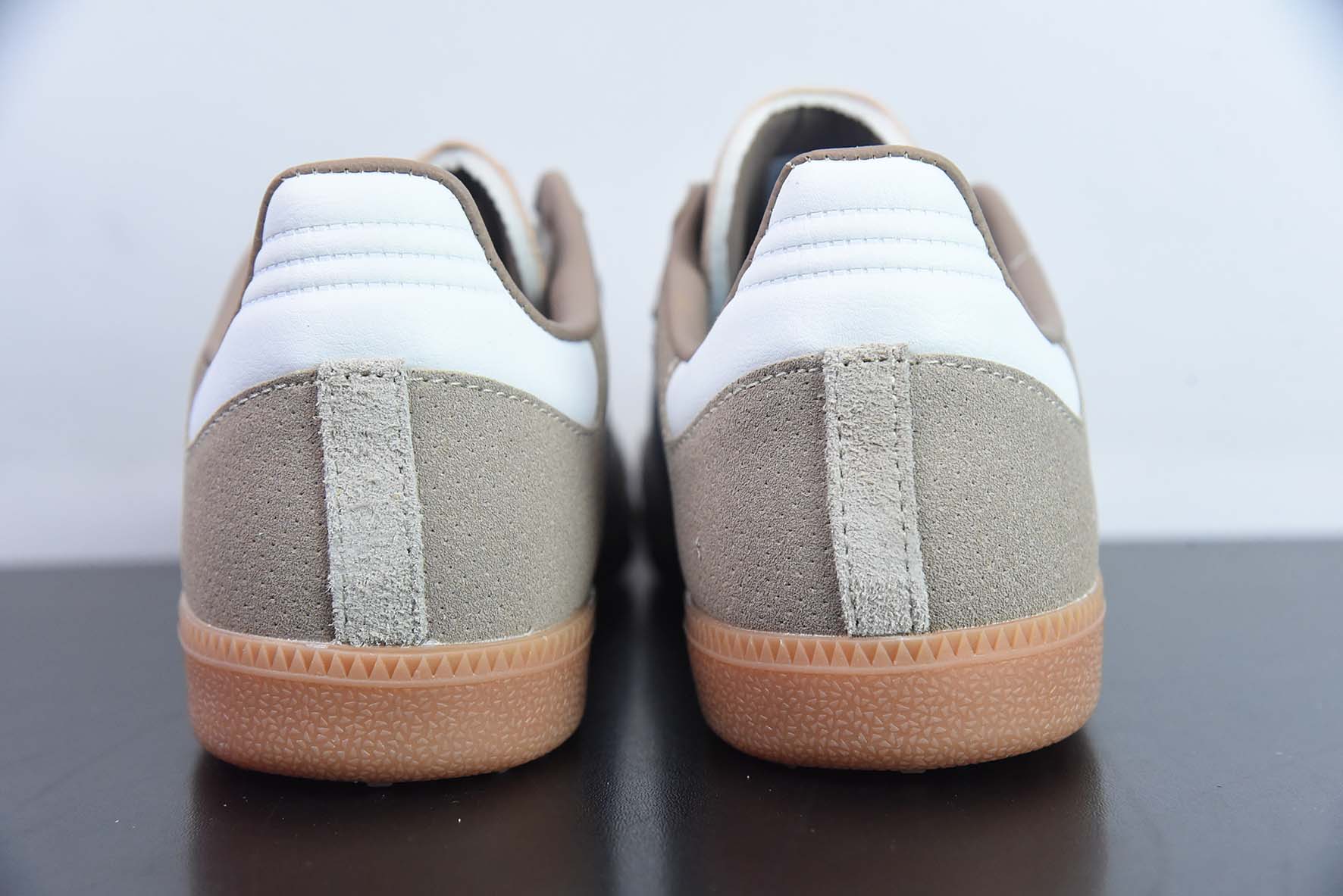 阿迪 AD Originals Gazelle Indoor 三叶草复古休闲防滑耐磨低帮板鞋 货号:HP7930