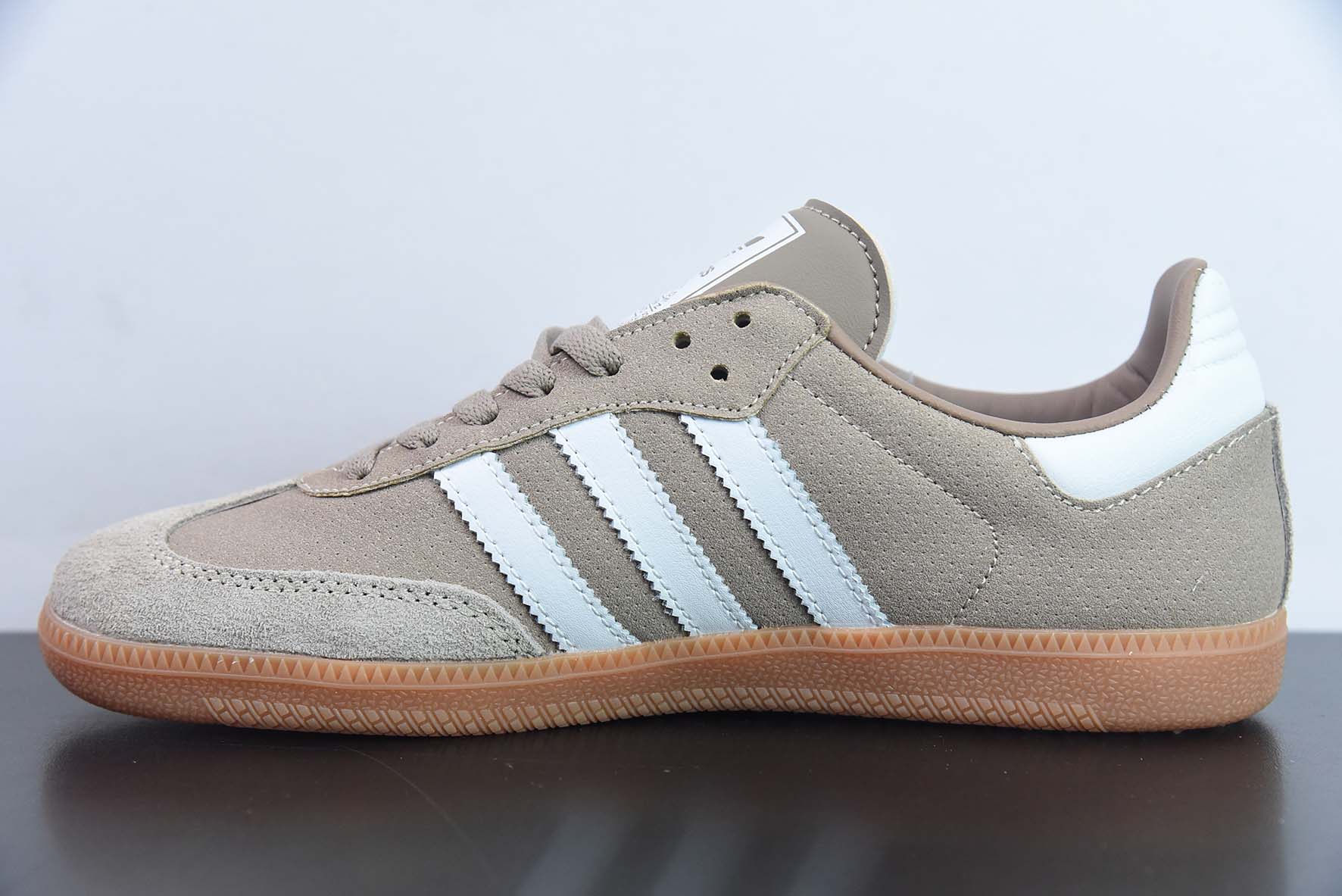 阿迪 AD Originals Gazelle Indoor 三叶草复古休闲防滑耐磨低帮板鞋 货号:HP7930
