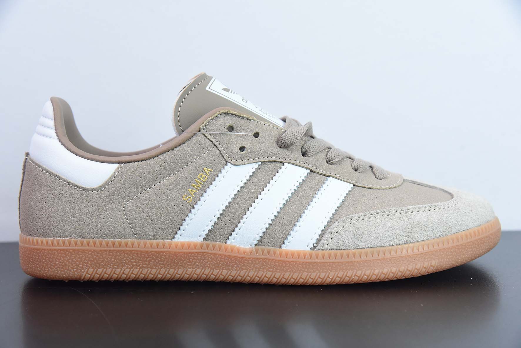 阿迪 AD Originals Gazelle Indoor 三叶草复古休闲防滑耐磨低帮板鞋 货号:HP7930