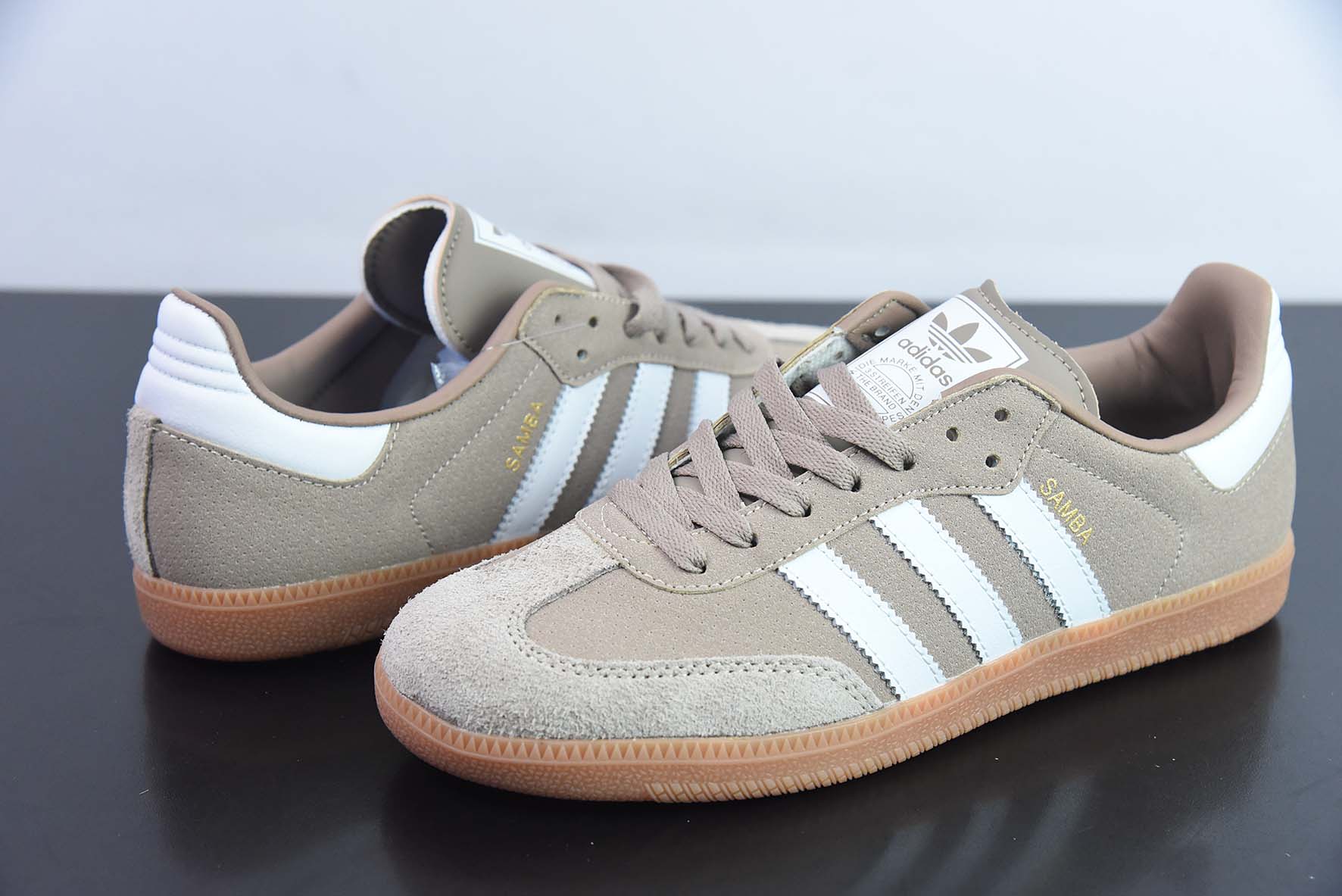 阿迪 AD Originals Gazelle Indoor 三叶草复古休闲防滑耐磨低帮板鞋 货号:HP7930