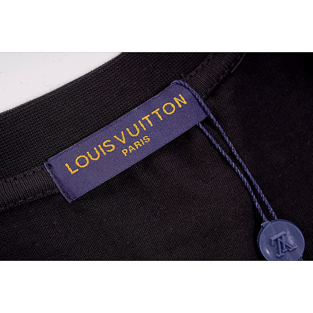 💰160
Louis Vuitton/路易威登 LV 23新款数码印花包包字母LOGO短袖
Size：S M L XL

面料：全棉精梳26支双纱紧密纺织面料，水洗280克手感柔软抗起球不掉色
印花：数码直喷印花
辅料：主标洗标吊牌齐全

款式编号：C-560560500017