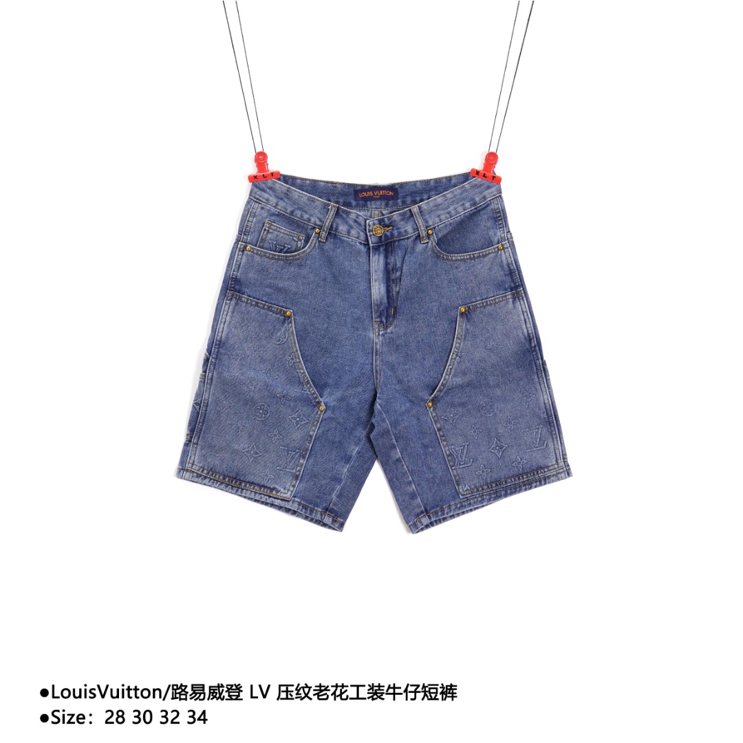 LouisVuitton/路易威登 LV 压纹老花工装牛仔短裤 ONOGRAM 以活力运动剪裁解构牛仔工装设计.拉链可将风帽束紧至领口高处,搭配正面斜插贴袋和弹力下摆.Monogram 硅胶压纹于抵肩、口袋和衣袖传递品牌意趣.各大明星网红大V争相上身款!堪称本年度最大热款式!首单限量500件,重磅单品! 款式编号:FF-56056056022