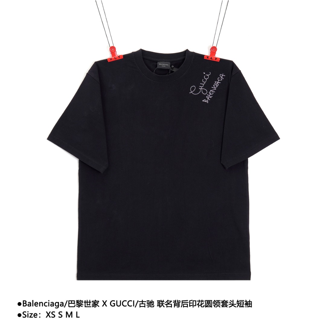 💰140
Balenciaga/巴黎世家 X GUCCI/古驰 联名背后印花圆领套头短袖
Size：XS S M L

刺绣：直线挺直，曲线圆顺；针迹整齐，边缘无参差现象；绣面平服，丝缕不歪斜；针距一致，不露底，不重叠；绣面光洁，无墨迹等污渍。采用先进的进口绣花机器来确保每一个客户的logo绣花质量。         
  面料：采用26支精梳棉+10支全棉，克重260G，面料用的是国产新疆优质棉纱，新疆棉花是国产棉花中公认的优等材料。布料是用国际公认的福原针织机织造，面料纹理清晰，回弹性好，抗皱性很强，耐磨性和透气性较好，贴肤，不容易松垮具有持久挺阔效果，面料光泽度、强度、耐磨性较好，缩水率小，骨架感很好。纯棉布是气流液缸生产，环保染色达到国家一等品要求，不易掉色，不容易出现折痕爪痕
版型：合身版型，好穿到一年四季都可拥有：缝纫机针采用9号圆头针，不扎破不扎断面料的纤维，走线3CM/14针的密度，紧密不松垮不稀疏；缝纫线采用进口防油处理线，不会出现油渍现象；坎车为银剑带刀进口车，不吃布、不余布，足足的品牌高货感！

款式编号：QQ-56056056015