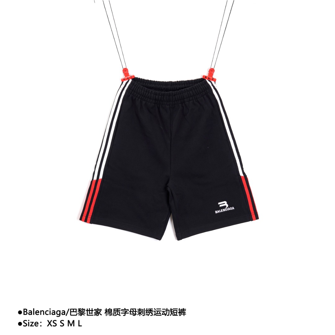 Balenciaga/巴黎世家 棉质字母刺绣运动短裤 刺绣:直线挺直,曲线圆顺;针迹整齐,边缘无参差现象;绣面平服,丝缕不歪斜;针距一致,不露底,不重叠;绣面光洁,无墨迹等污渍.采用先进的进口绣花机器来确保每一个客户的logo绣花质量. 面料:采用26支精梳棉+10支全棉,克重180G,面料用的是国产新疆优质棉纱,新疆棉花是国产棉花中公认的优等材料.布料是用国际公认的福原针织机织造,面料纹理清晰,回弹性好,抗皱性很强,耐磨性和透气性较好,贴肤,不容易松垮具有持久挺阔效果,面料光泽度、强度、耐磨性较好,缩水率小,骨架感很好.纯棉布是气流液缸生产,环保染色达到国家一等品要求,不易掉色,不容易出现折痕爪痕 版型:合身版型,好穿到一年四季都可拥有:缝纫机针采用9号圆头针,不扎破不扎断面料的纤维,走线3CM/14针的密度,紧密不松垮不稀疏;缝纫线采用进口防油处理线,不会出现油渍现象;坎车为银剑带刀进口车,不吃布、不余布,足足的品牌高货感! 款式编号:QQ-56506056018
