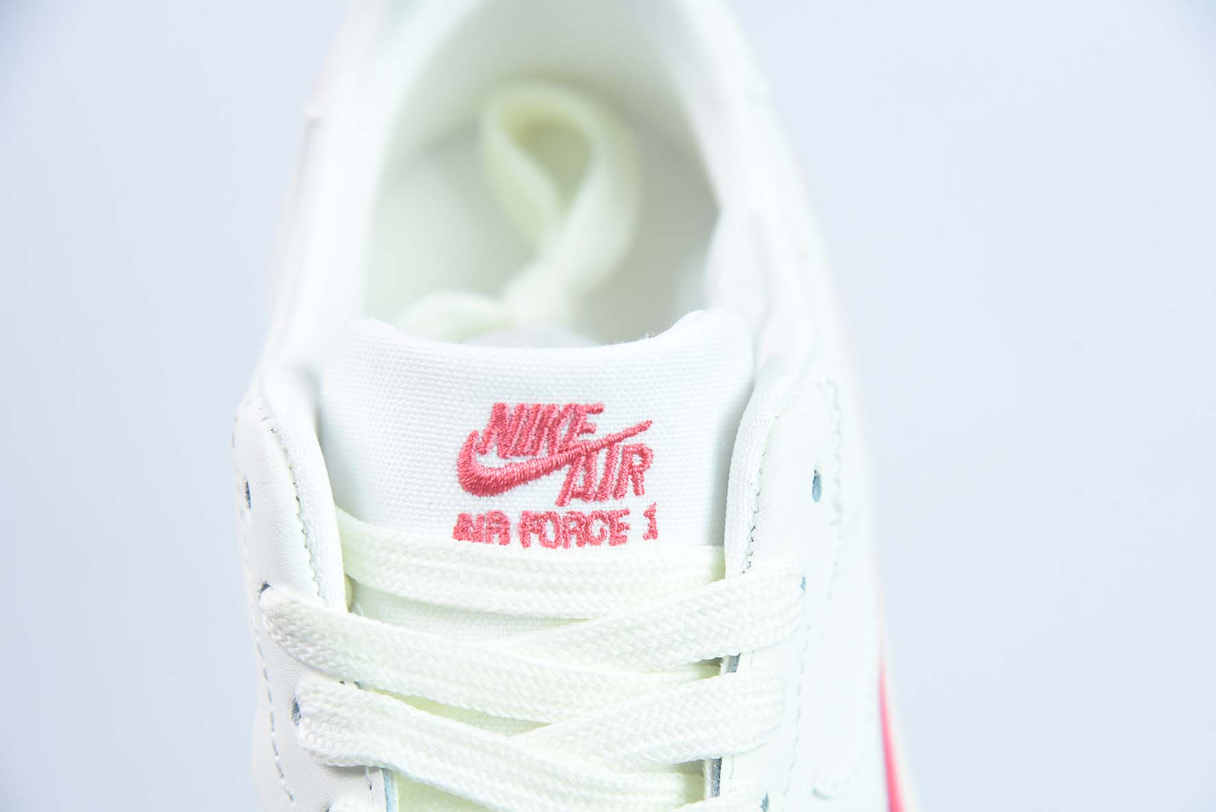 Nike Air Force 1 PLT.AF.ORM "Triple White" 空军一号低帮休闲板鞋 “白粉红” 货号：DJ9946-105