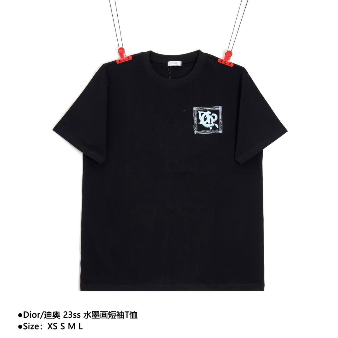 Dior/迪奥 23ss 水墨画短袖T恤 来自 Jack Kerouac 致敬系列,灵感源自美国西部风光. 采用280g精梳棉盖棉面料精心制作, 饰以艺术风格 DIOR AND JACK KEROUAC 印花提升格调,灵感源自“垮掉的一代”. 舒适时尚的剪裁,休闲款式,可与本季的短裤或长裤搭配穿着. 三标齐全✔高版本 款式编号:E-5605605015