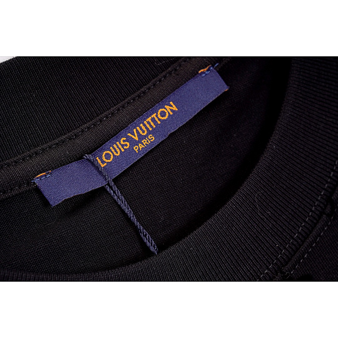 💰140
Louis Vuitton/路易威登 LV 23ss 满印老花植绒短袖T恤 
Size：XS S M L

采用特定组织的30S/1*2双纱280g精梳棉平纹，
进口数码植绒工艺，完美还原色彩，前幅大台版数码植绒，
搭配沉肩袖剪裁与颈部链条细节，释放清新闲适之风，全红外对位定位剪裁成衣，
独家单品，后领工艺，肩袖工艺完全相同，定制同编号水洗只为最高呈现。 
颜色：白色，黑色

款式编号：E-56056056015