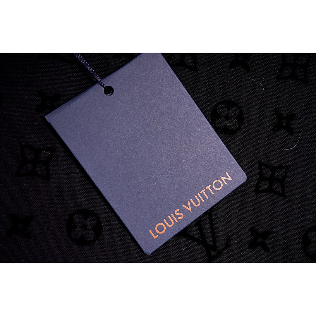 💰140
Louis Vuitton/路易威登 LV 23ss 满印老花植绒短袖T恤 
Size：XS S M L

采用特定组织的30S/1*2双纱280g精梳棉平纹，
进口数码植绒工艺，完美还原色彩，前幅大台版数码植绒，
搭配沉肩袖剪裁与颈部链条细节，释放清新闲适之风，全红外对位定位剪裁成衣，
独家单品，后领工艺，肩袖工艺完全相同，定制同编号水洗只为最高呈现。 
颜色：白色，黑色

款式编号：E-56056056015