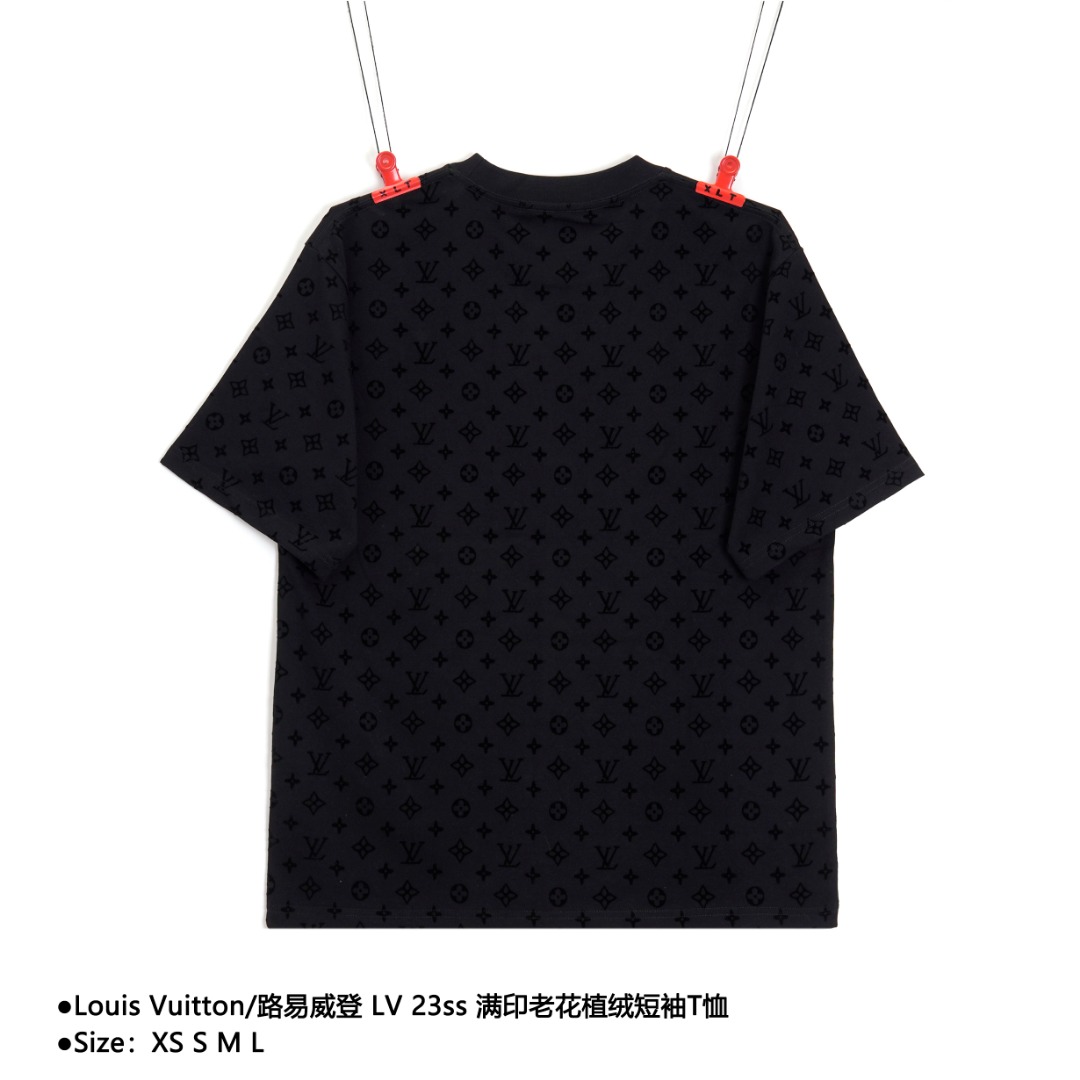 💰140
Louis Vuitton/路易威登 LV 23ss 满印老花植绒短袖T恤 
Size：XS S M L

采用特定组织的30S/1*2双纱280g精梳棉平纹，
进口数码植绒工艺，完美还原色彩，前幅大台版数码植绒，
搭配沉肩袖剪裁与颈部链条细节，释放清新闲适之风，全红外对位定位剪裁成衣，
独家单品，后领工艺，肩袖工艺完全相同，定制同编号水洗只为最高呈现。 
颜色：白色，黑色

款式编号：E-56056056015