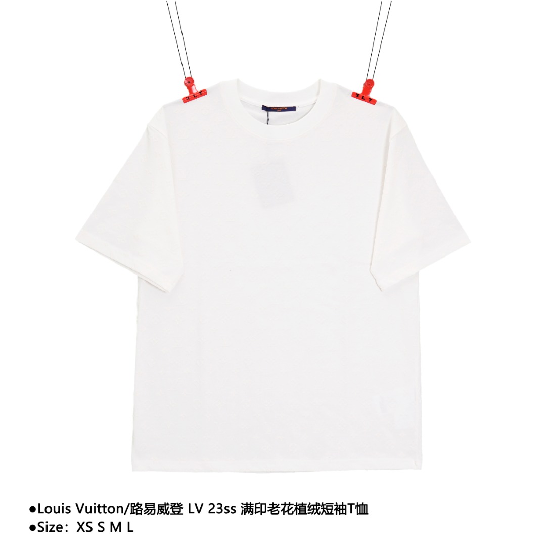 💰140
Louis Vuitton/路易威登 LV 23ss 满印老花植绒短袖T恤 
Size：XS S M L

采用特定组织的30S/1*2双纱280g精梳棉平纹，
进口数码植绒工艺，完美还原色彩，前幅大台版数码植绒，
搭配沉肩袖剪裁与颈部链条细节，释放清新闲适之风，全红外对位定位剪裁成衣，
独家单品，后领工艺，肩袖工艺完全相同，定制同编号水洗只为最高呈现。 
颜色：白色，黑色

款式编号：E-56056056015