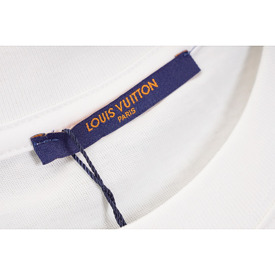 💰140
Louis Vuitton/路易威登 LV 23ss 满印老花植绒短袖T恤 
Size：XS S M L

采用特定组织的30S/1*2双纱280g精梳棉平纹，
进口数码植绒工艺，完美还原色彩，前幅大台版数码植绒，
搭配沉肩袖剪裁与颈部链条细节，释放清新闲适之风，全红外对位定位剪裁成衣，
独家单品，后领工艺，肩袖工艺完全相同，定制同编号水洗只为最高呈现。 
颜色：白色，黑色

款式编号：E-56056056015