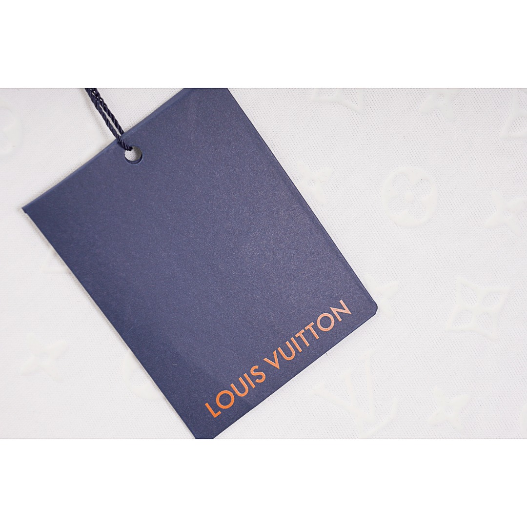 💰140
Louis Vuitton/路易威登 LV 23ss 满印老花植绒短袖T恤 
Size：XS S M L

采用特定组织的30S/1*2双纱280g精梳棉平纹，
进口数码植绒工艺，完美还原色彩，前幅大台版数码植绒，
搭配沉肩袖剪裁与颈部链条细节，释放清新闲适之风，全红外对位定位剪裁成衣，
独家单品，后领工艺，肩袖工艺完全相同，定制同编号水洗只为最高呈现。 
颜色：白色，黑色

款式编号：E-56056056015